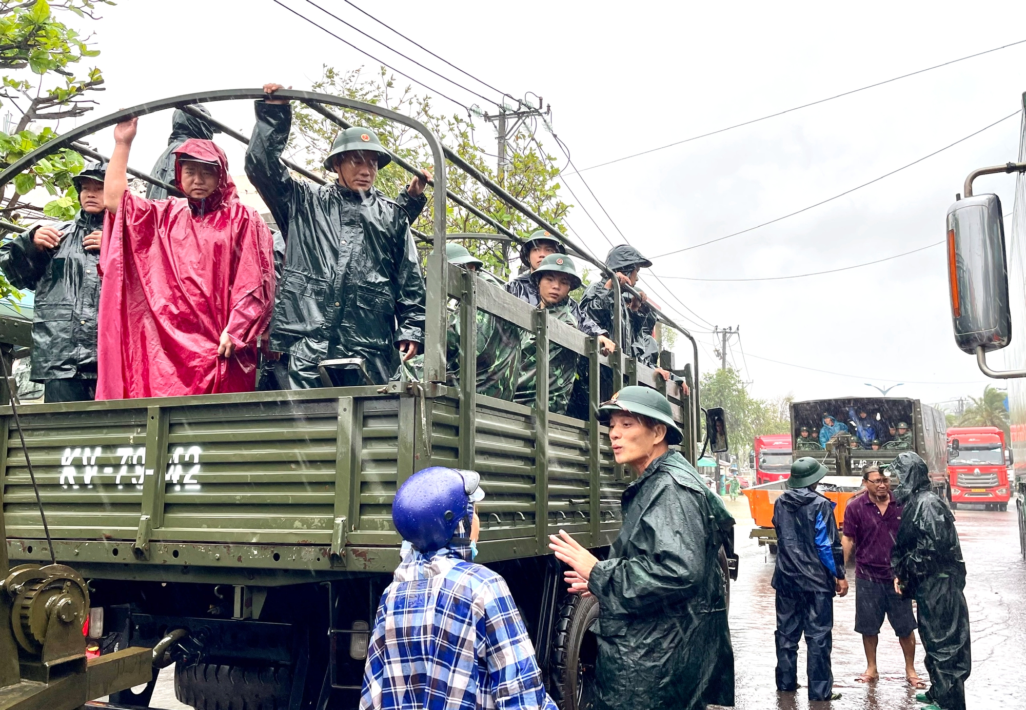 Bộ đội Gia Lai vượt lũ cứu người dân vùng ngập sâu- Ảnh 8. Bộ đội Gia Lai vượt lũ cứu người dân vùng ngập sâu- Ảnh 8.