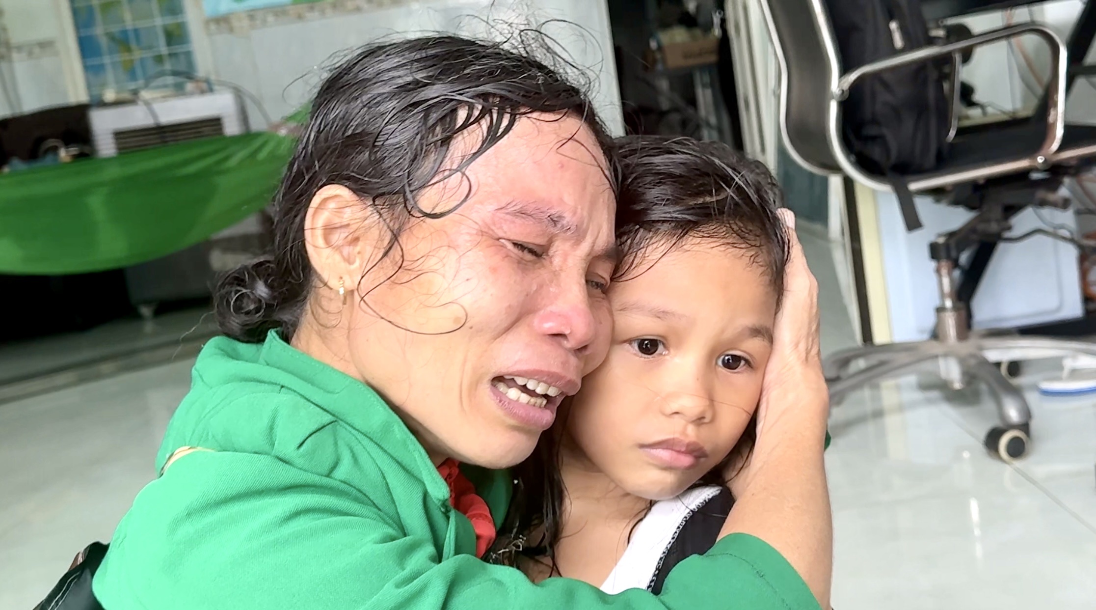 Bộ đội Gia Lai vượt lũ cứu người dân vùng ngập sâu- Ảnh 2. Bộ đội Gia Lai vượt lũ cứu người dân vùng ngập sâu- Ảnh 2.