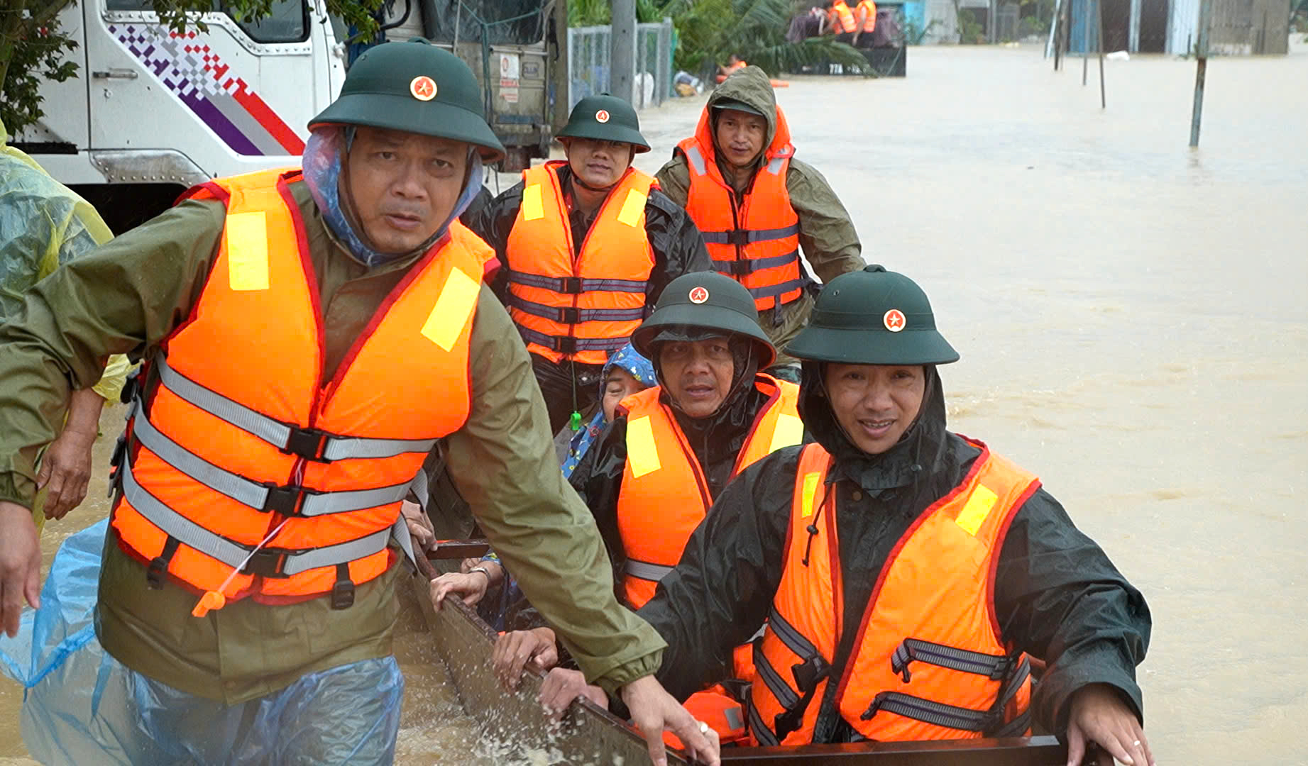 Bộ đội Gia Lai vượt lũ cứu người dân vùng ngập sâu- Ảnh 3. Bộ đội Gia Lai vượt lũ cứu người dân vùng ngập sâu- Ảnh 3.