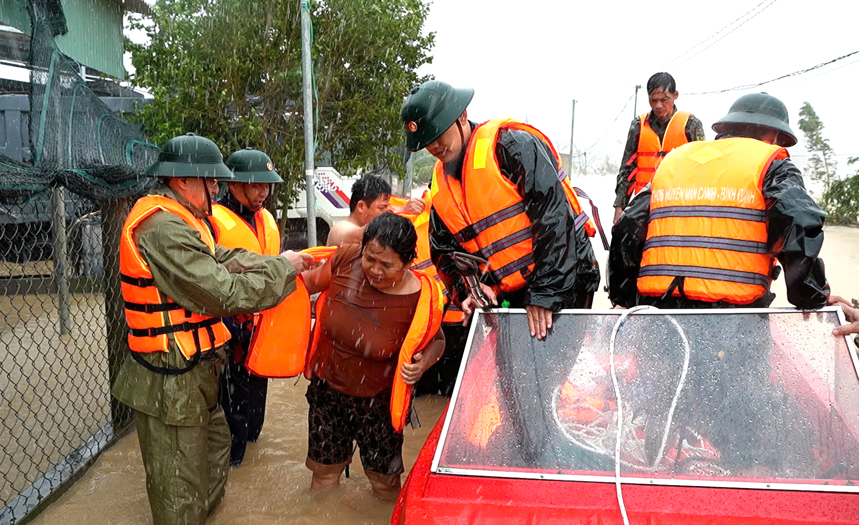 Bộ đội Gia Lai vượt lũ cứu người dân vùng ngập sâu- Ảnh 4. Bộ đội Gia Lai vượt lũ cứu người dân vùng ngập sâu- Ảnh 4.