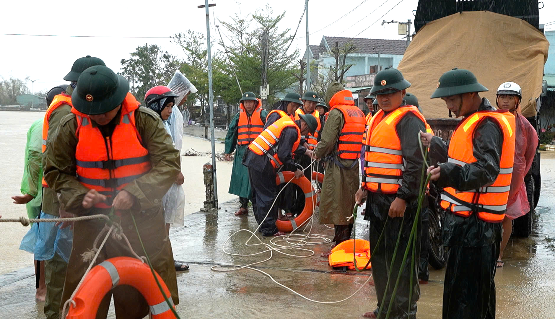 Bộ đội Gia Lai vượt lũ cứu người dân vùng ngập sâu- Ảnh 7. Bộ đội Gia Lai vượt lũ cứu người dân vùng ngập sâu- Ảnh 7.