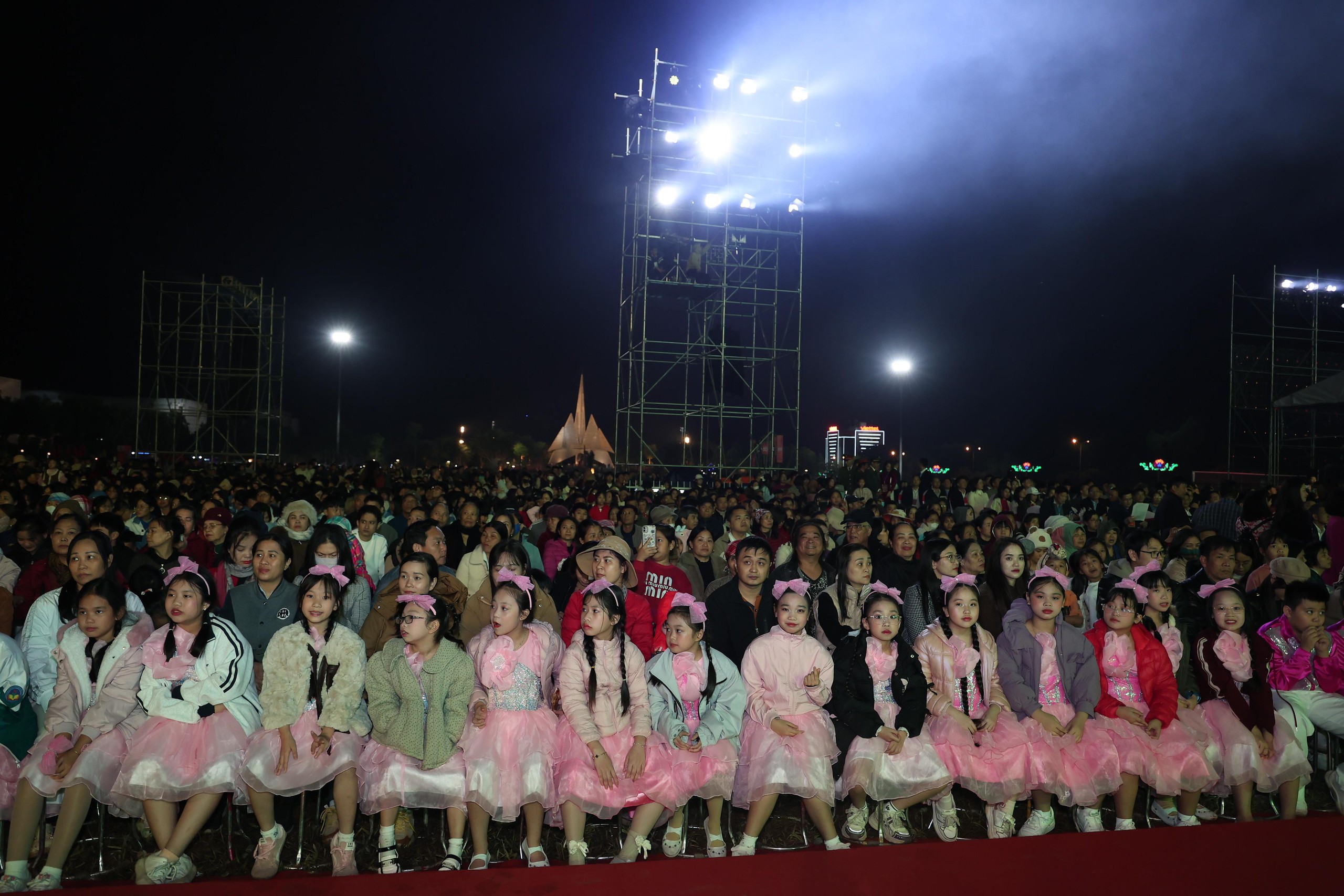 Festival Sông Hồng - Lào Cai "nơi con sông Hồng chảy vào đất Việt"- Ảnh 1. Festival Sông Hồng - Lào Cai "nơi con sông Hồng chảy vào đất Việt"- Ảnh 1.