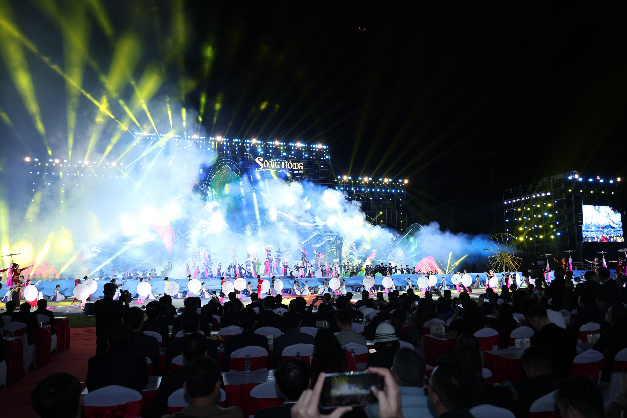 Festival Sông Hồng - Lào Cai "nơi con sông Hồng chảy vào đất Việt"- Ảnh 4. Festival Sông Hồng - Lào Cai "nơi con sông Hồng chảy vào đất Việt"- Ảnh 4.