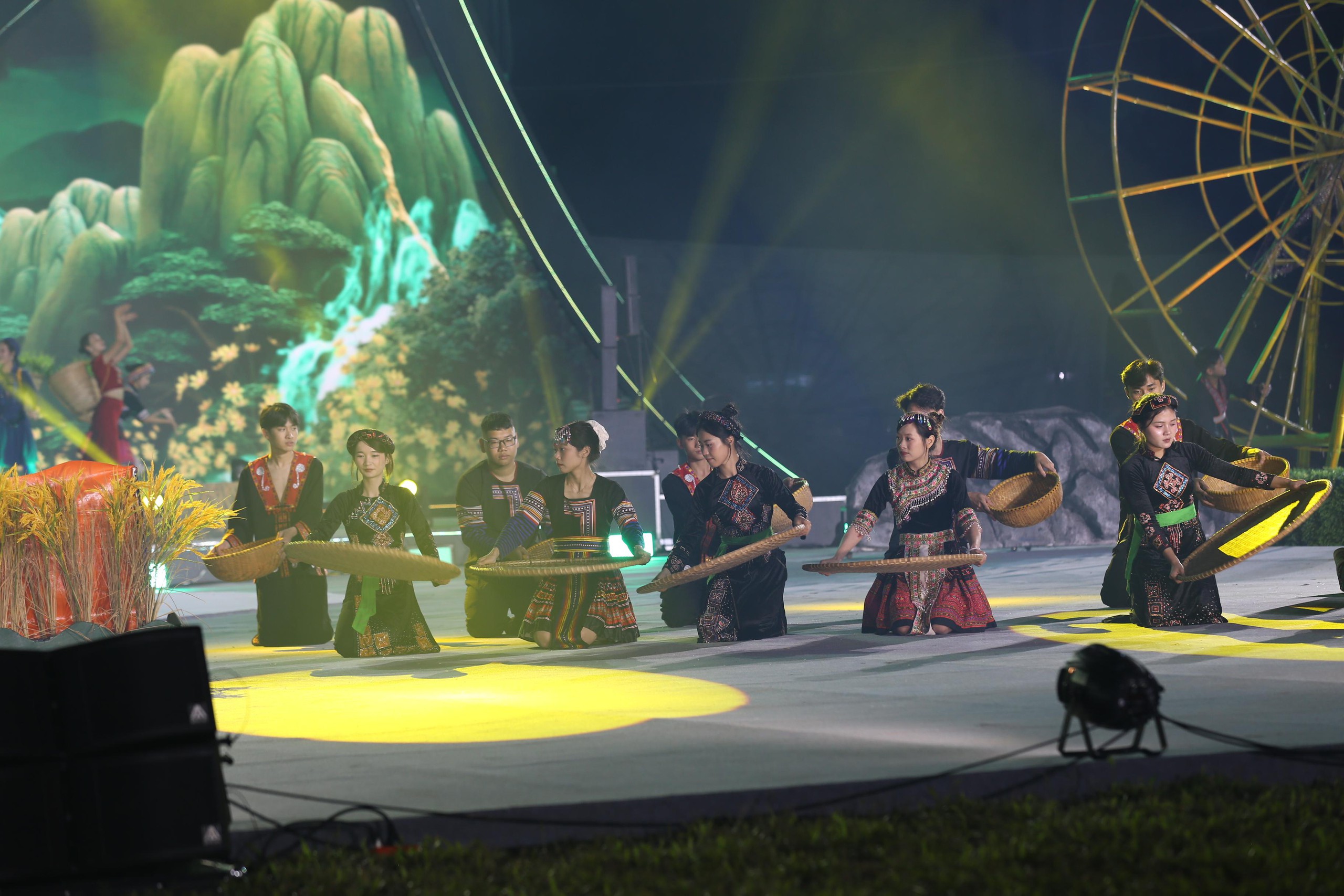 Festival Sông Hồng - Lào Cai "nơi con sông Hồng chảy vào đất Việt"- Ảnh 3. Festival Sông Hồng - Lào Cai "nơi con sông Hồng chảy vào đất Việt"- Ảnh 3.