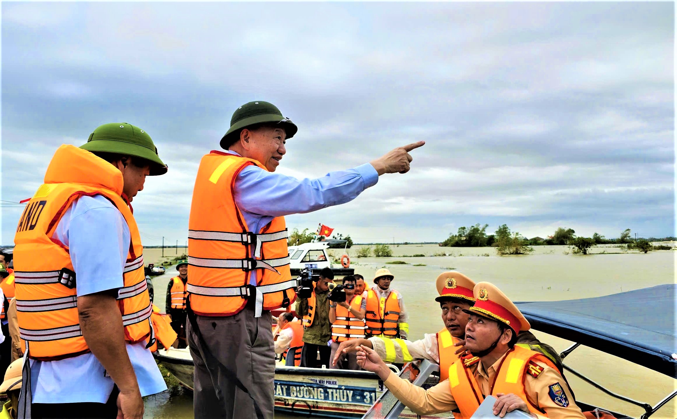 Tổng Bí thư Tô Lâm thăm, tặng quà người dân vùng rốn lũ ở Huế- Ảnh 1.