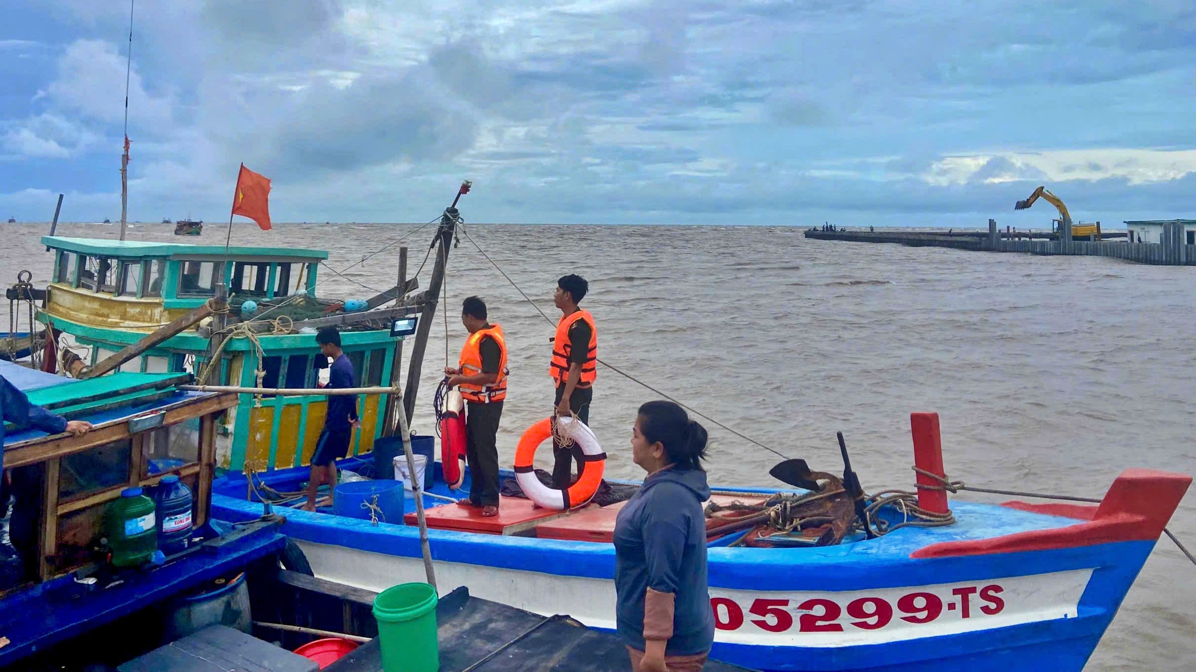Cứu hai thuyền viên bị chìm tàu trên biển Cà Mau- Ảnh 1. Cứu hai thuyền viên bị chìm tàu trên biển Cà Mau- Ảnh 1.