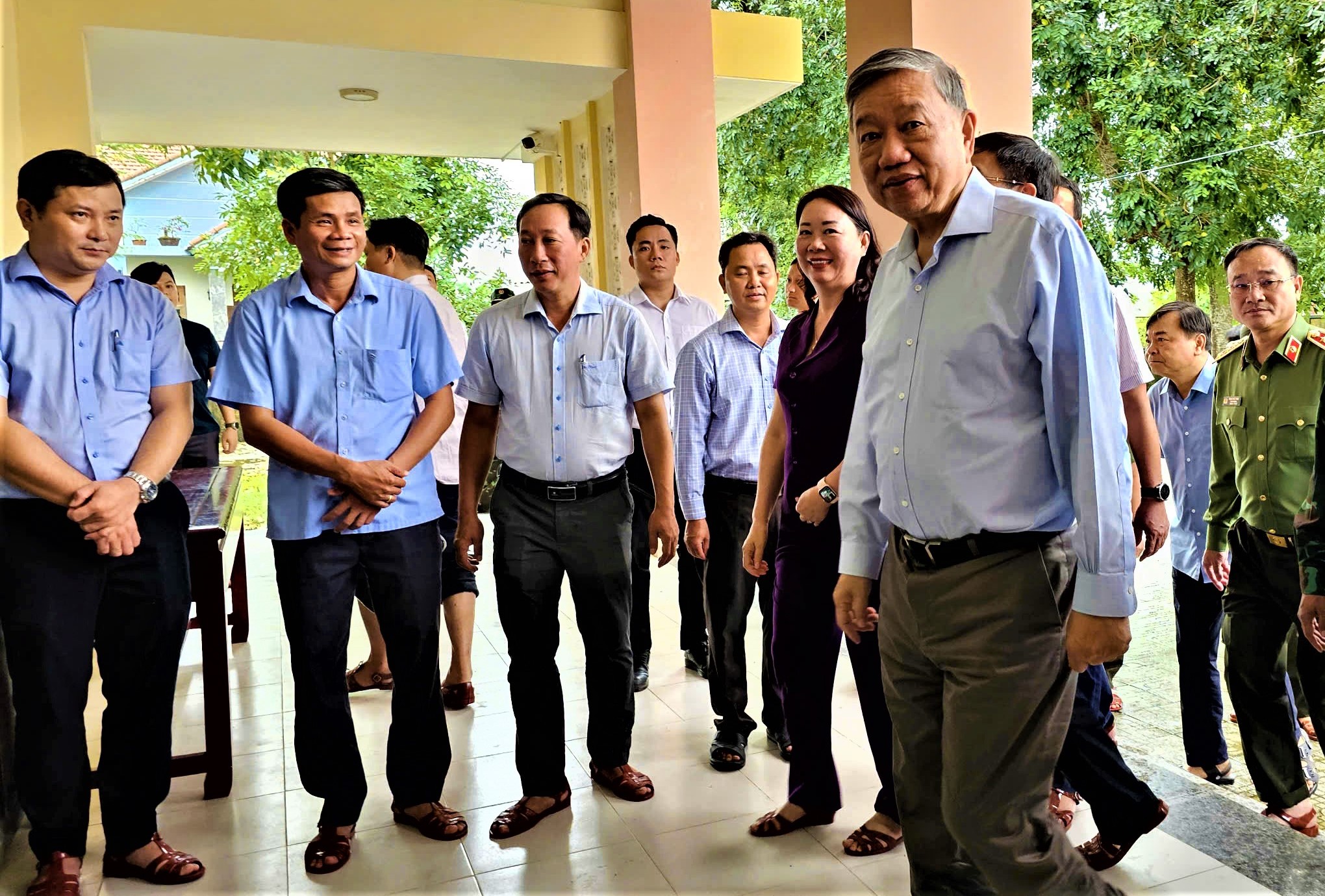 Tổng Bí thư Tô Lâm thăm, tặng quà người dân vùng rốn lũ ở Huế- Ảnh 4.