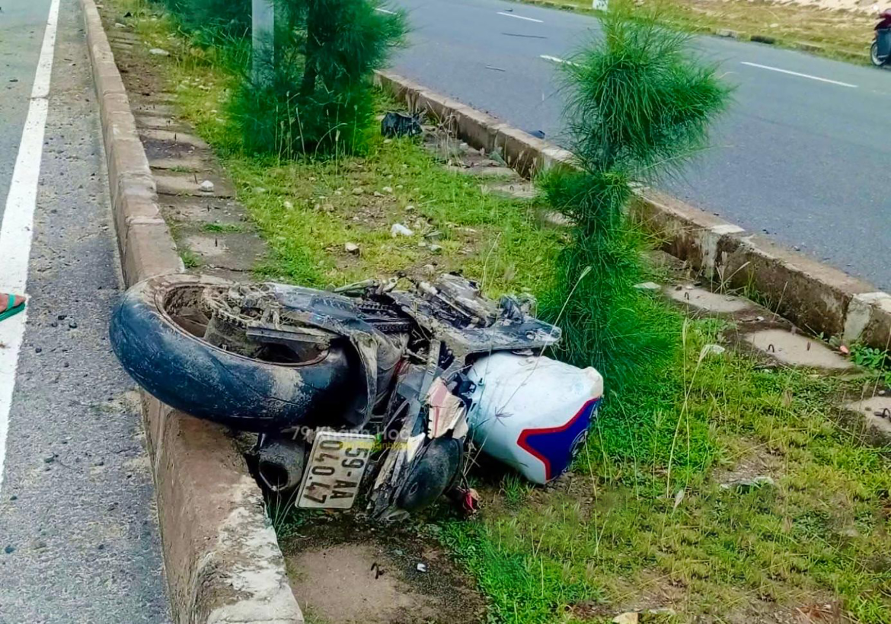 Khánh Hòa: Xe máy gãy làm đôi sau va chạm, một người tử vong tại chỗ- Ảnh 1. Khánh Hòa: Xe máy gãy làm đôi sau va chạm, một người tử vong tại chỗ- Ảnh 1.