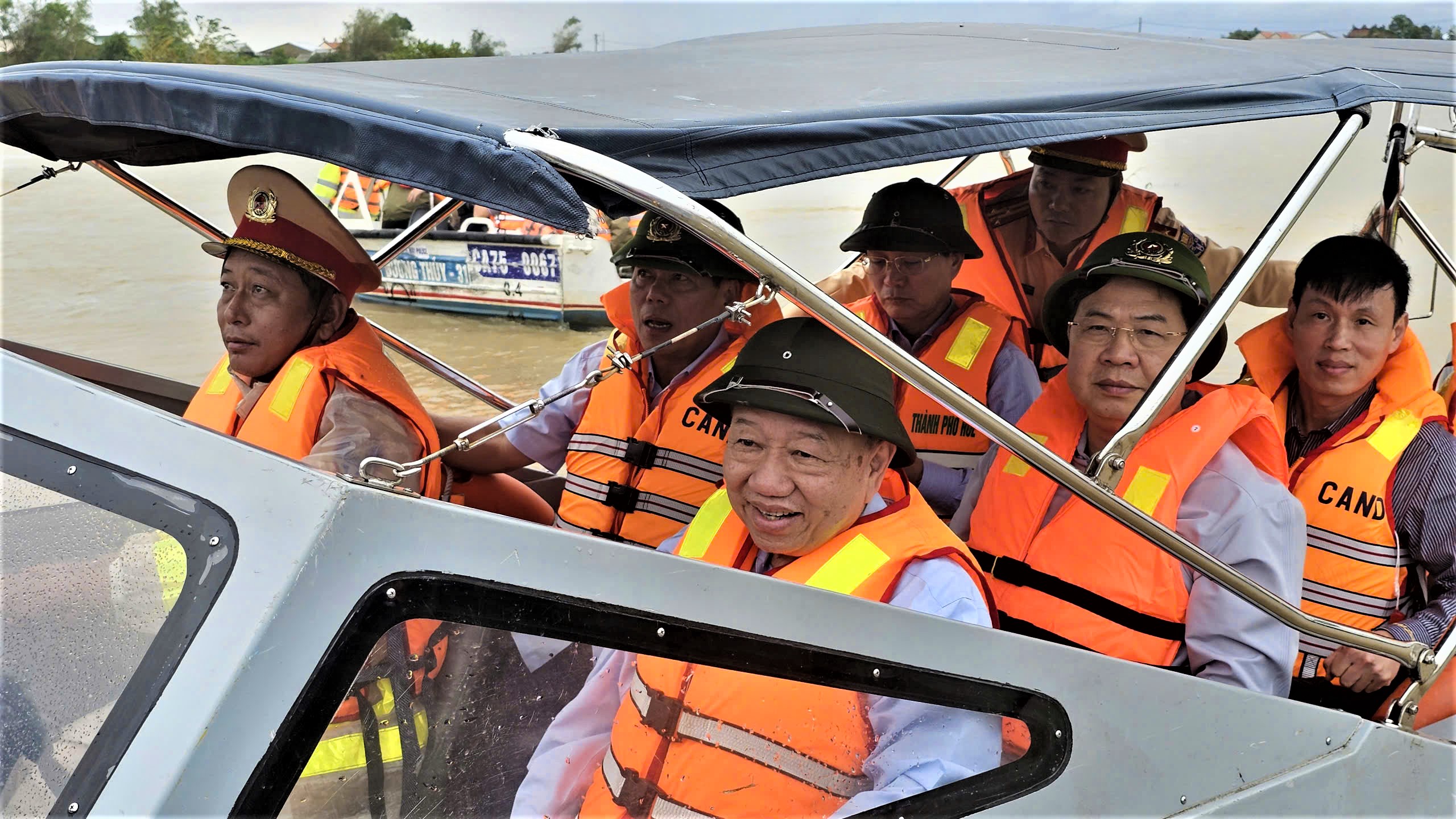 Tổng Bí thư Tô Lâm thăm, tặng quà người dân vùng rốn lũ ở Huế- Ảnh 6.