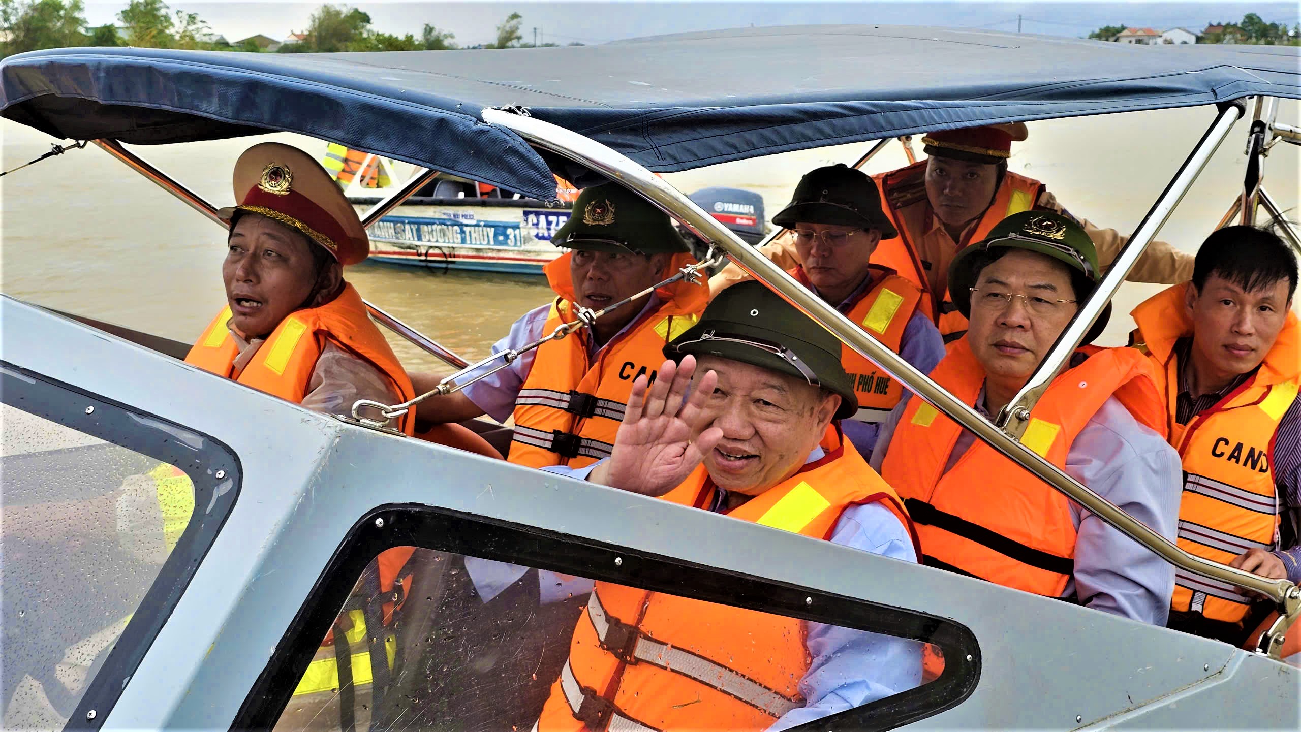 Tổng Bí thư Tô Lâm thăm, tặng quà người dân vùng rốn lũ ở Huế- Ảnh 2.