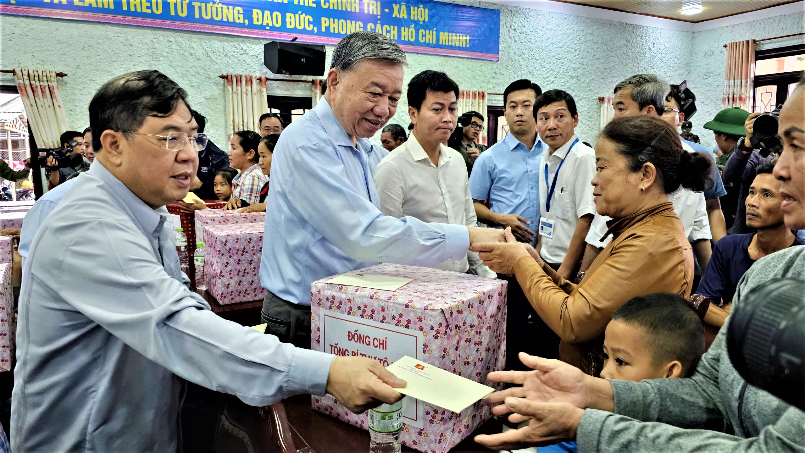 Tổng Bí thư Tô Lâm thăm, tặng quà người dân vùng rốn lũ ở Huế- Ảnh 8.