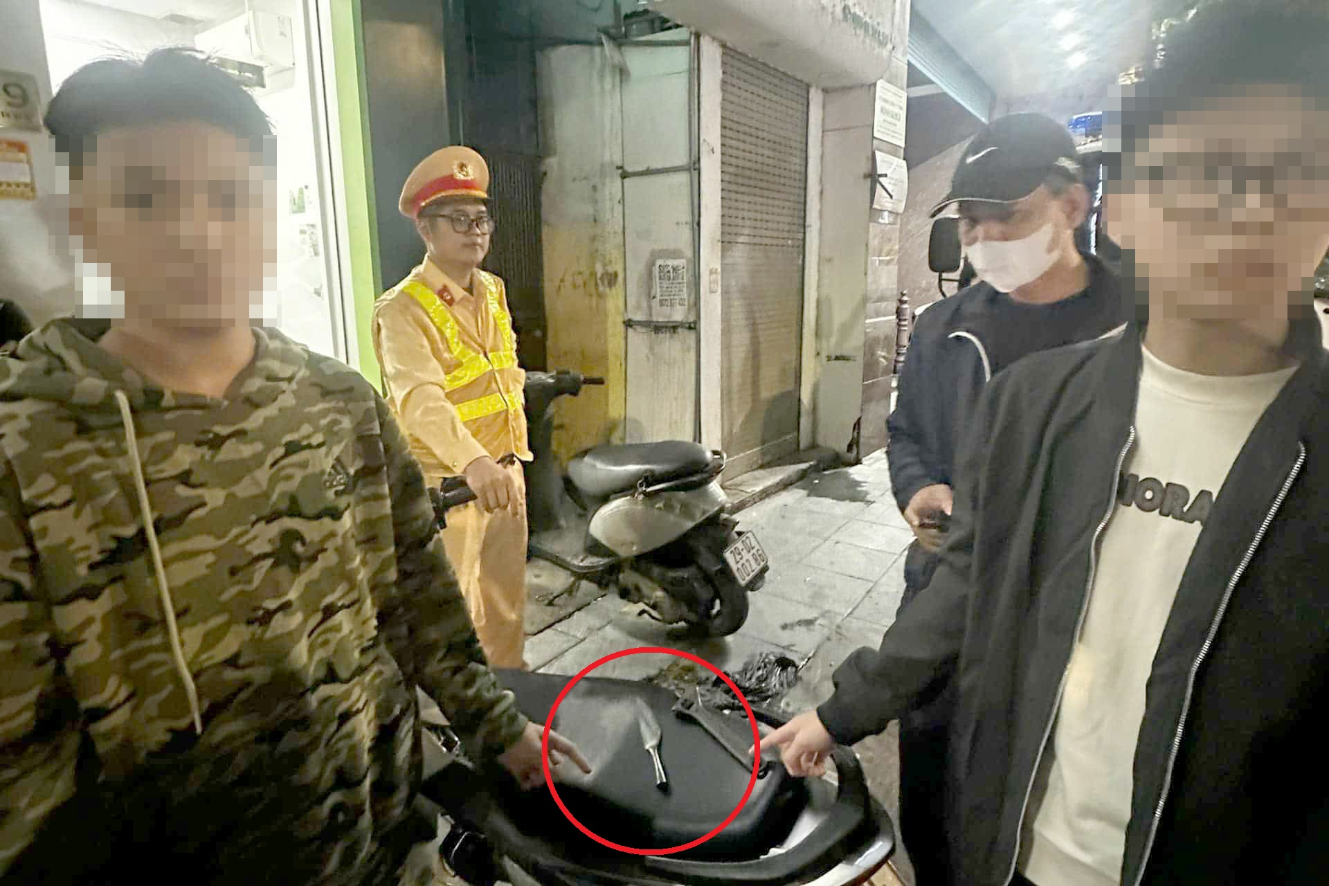 Cảnh sát 141 Hà Nội chặn bắt quái xế mang dao trên đường phố- Ảnh 1. Cảnh sát 141 Hà Nội chặn bắt quái xế mang dao trên đường phố- Ảnh 1.