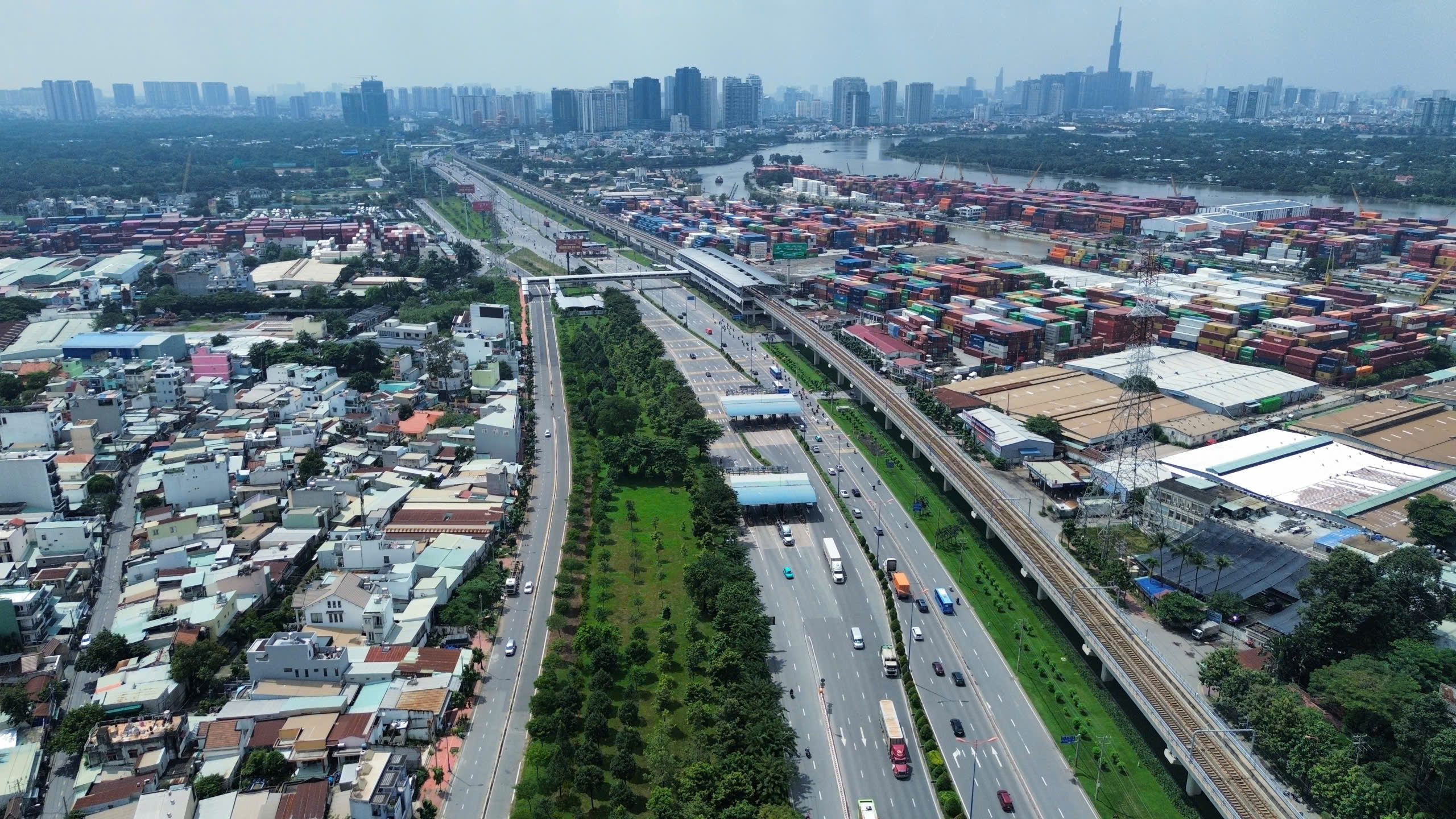 Cận cảnh đường song hành Võ Nguyên Giáp vừa thông xe, giảm ùn ứ khu Đông TP.HCM- Ảnh 1. Cận cảnh đường song hành Võ Nguyên Giáp vừa thông xe, giảm ùn ứ khu Đông TP.HCM- Ảnh 1.