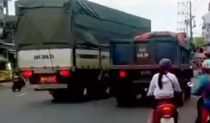 Đồng Nai: Tài xế ô tô tải bị phạt vì tạt đầu xe ben trên quốc lộ 20- Ảnh 1. Đồng Nai: Tài xế ô tô tải bị phạt vì tạt đầu xe ben trên quốc lộ 20- Ảnh 1.