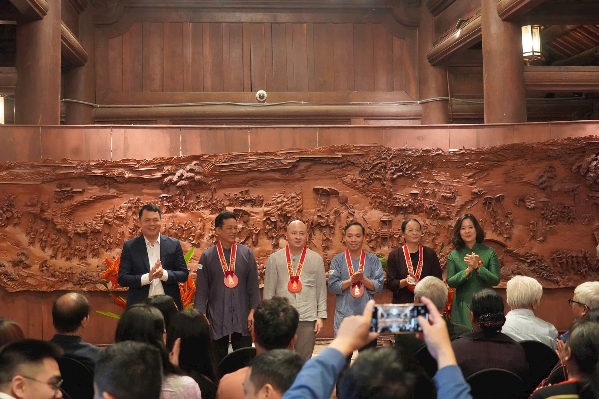 “Hội tụ di sản” - khi hồn nghề cố đô tỏa sáng giữa lòng Thăng Long- Ảnh 1. “Hội tụ di sản” - khi hồn nghề cố đô tỏa sáng giữa lòng Thăng Long- Ảnh 1.