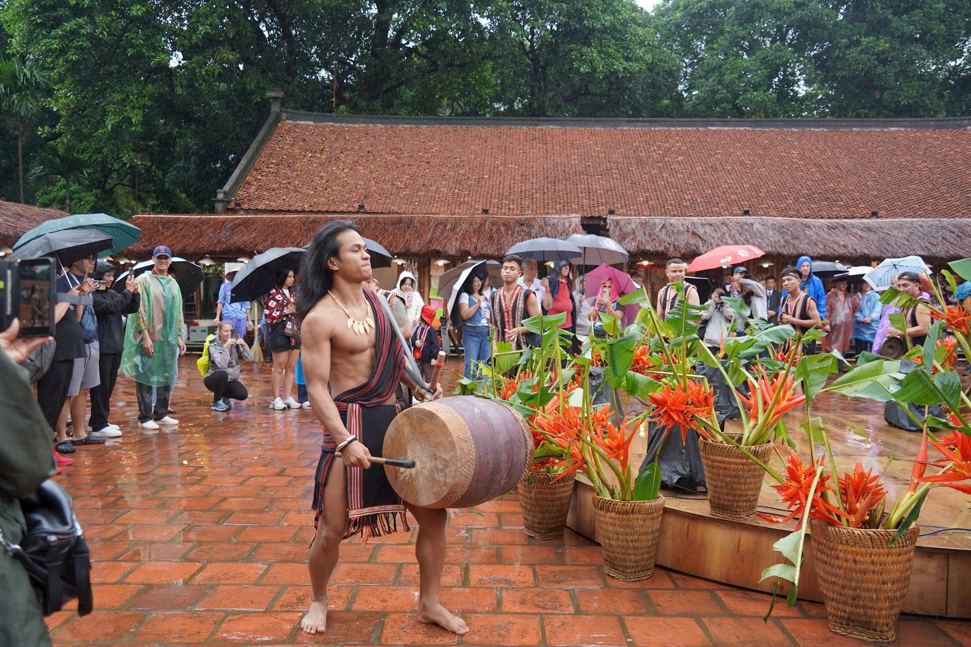 “Hội tụ di sản” - khi hồn nghề cố đô tỏa sáng giữa lòng Thăng Long- Ảnh 3. “Hội tụ di sản” - khi hồn nghề cố đô tỏa sáng giữa lòng Thăng Long- Ảnh 3.