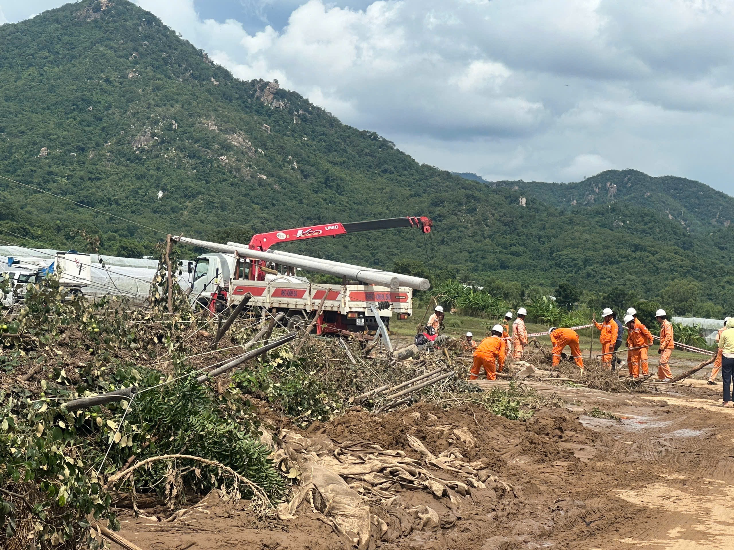 Lâm Đồng: Thành lập 6 tổ công tác để điều tra, khắc phục nhanh sự cố vỡ hồ trên núi- Ảnh 1.