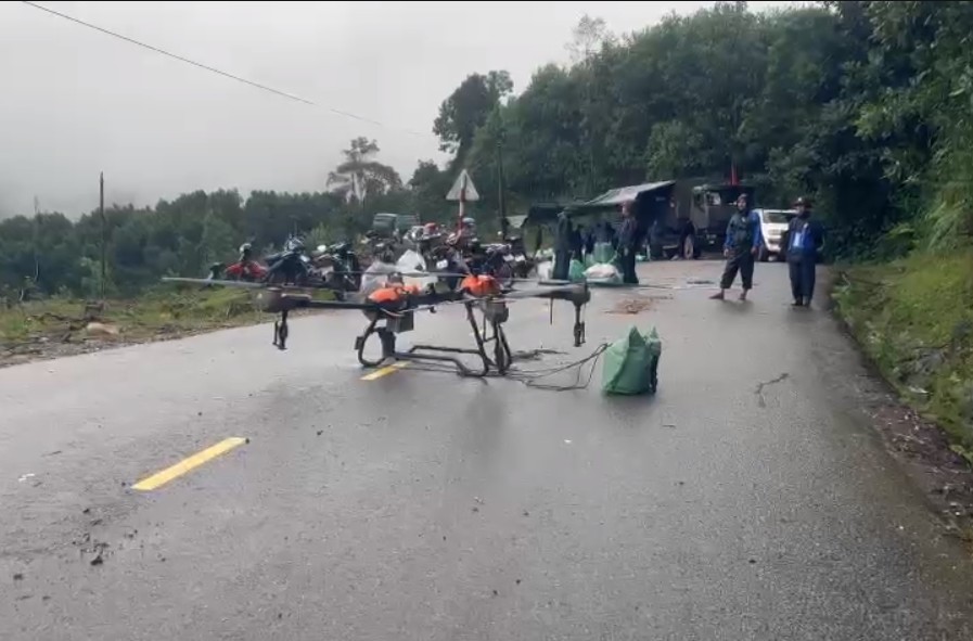 Đà Nẵng: Dùng drone vận chuyển hàng hỗ trợ người dân ở nơi bị chia cắt, cô lập- Ảnh 1. Đà Nẵng: Dùng drone vận chuyển hàng hỗ trợ người dân ở nơi bị chia cắt, cô lập- Ảnh 1.