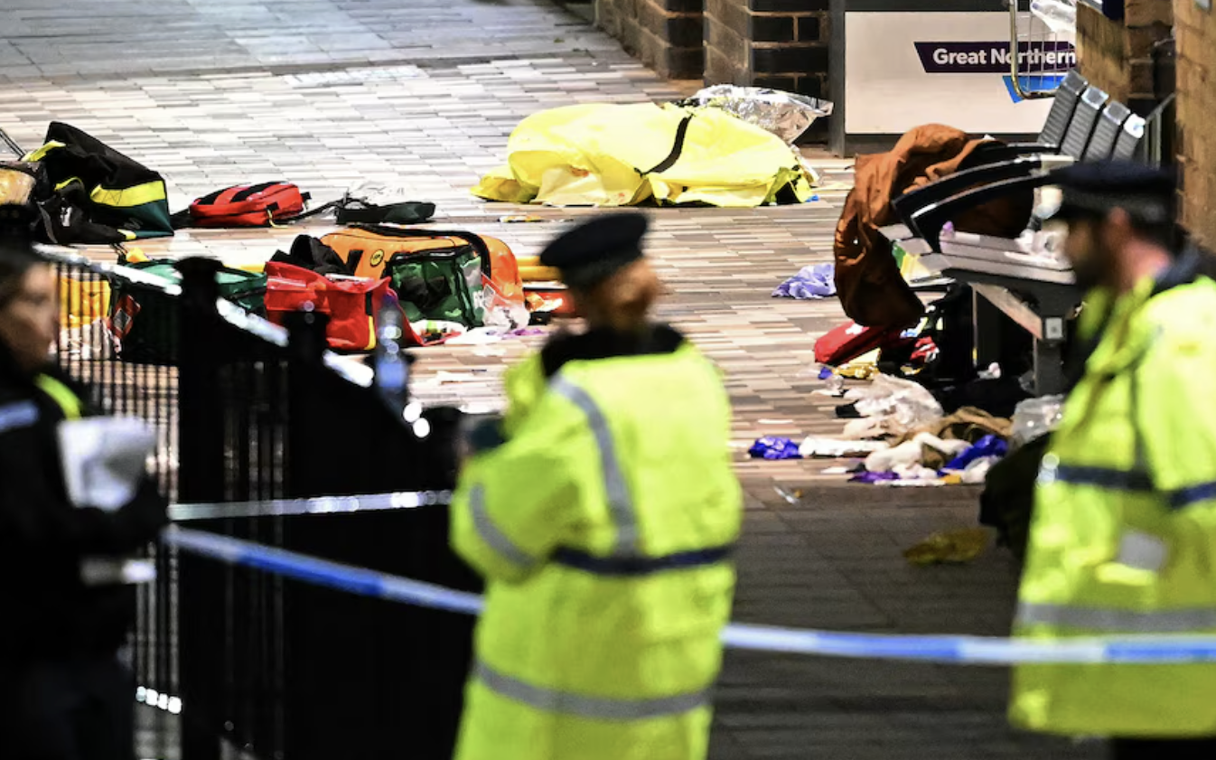 Tấn công hàng loạt trên tàu Anh, 9 người nguy hiểm tính mạng