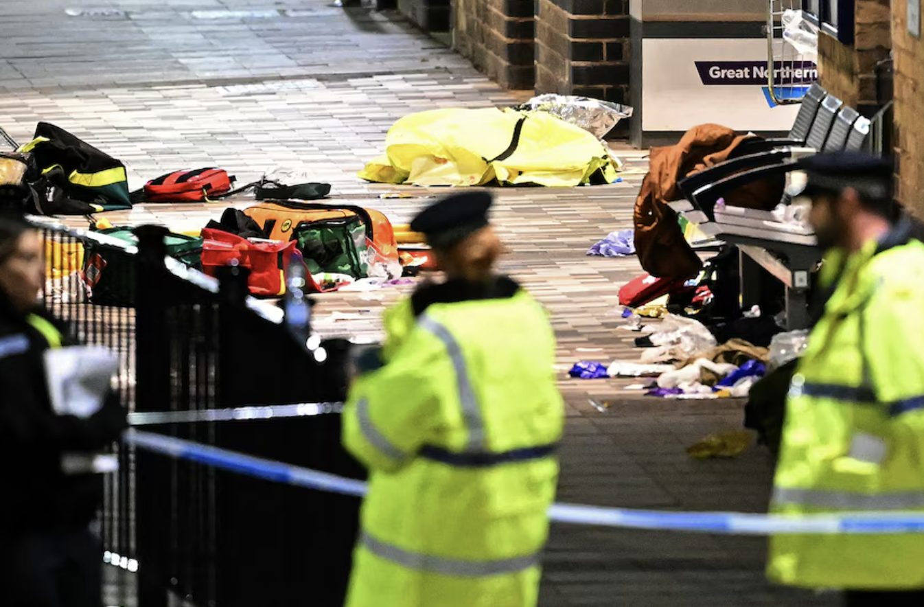 Tấn công hàng loạt trên tàu Anh, 9 người nguy hiểm tính mạng- Ảnh 2. Tấn công hàng loạt trên tàu Anh, 9 người nguy hiểm tính mạng- Ảnh 2.