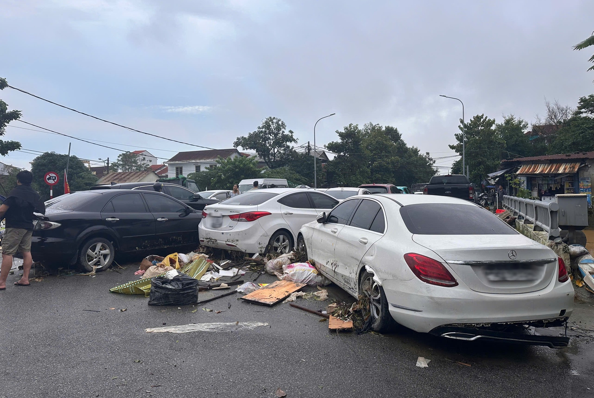 Gara ô tô quá tải nhận xe ngập nước, thủy kích- Ảnh 2.