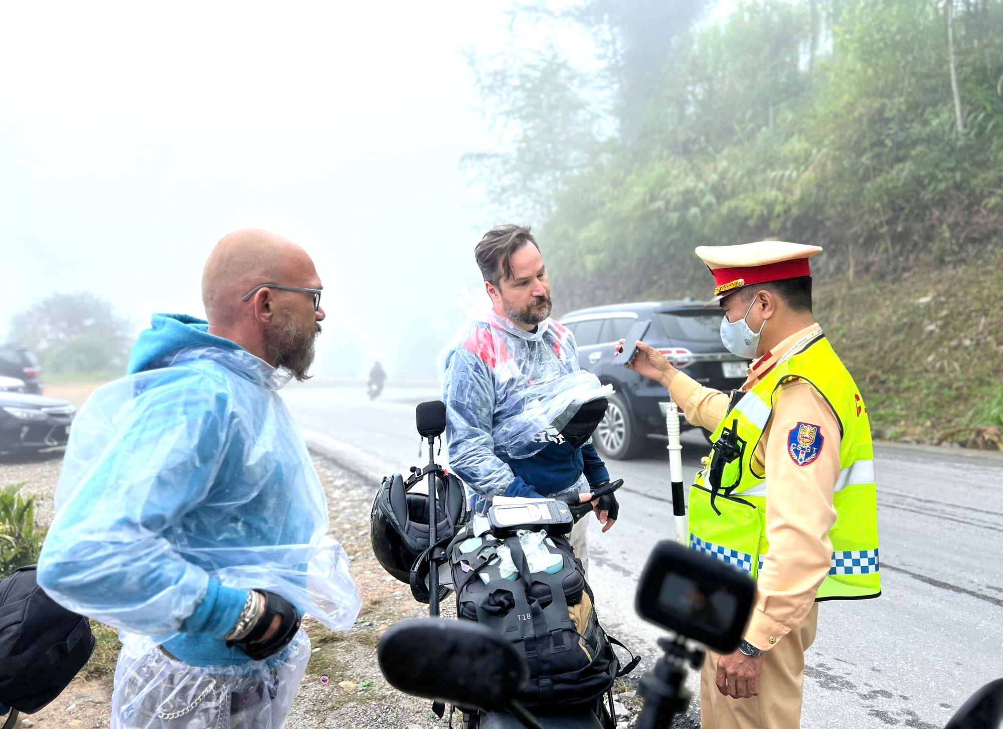 CSGT Tuyên Quang đảm bảo ATGT cho du khách mùa tam giác mạch- Ảnh 3.