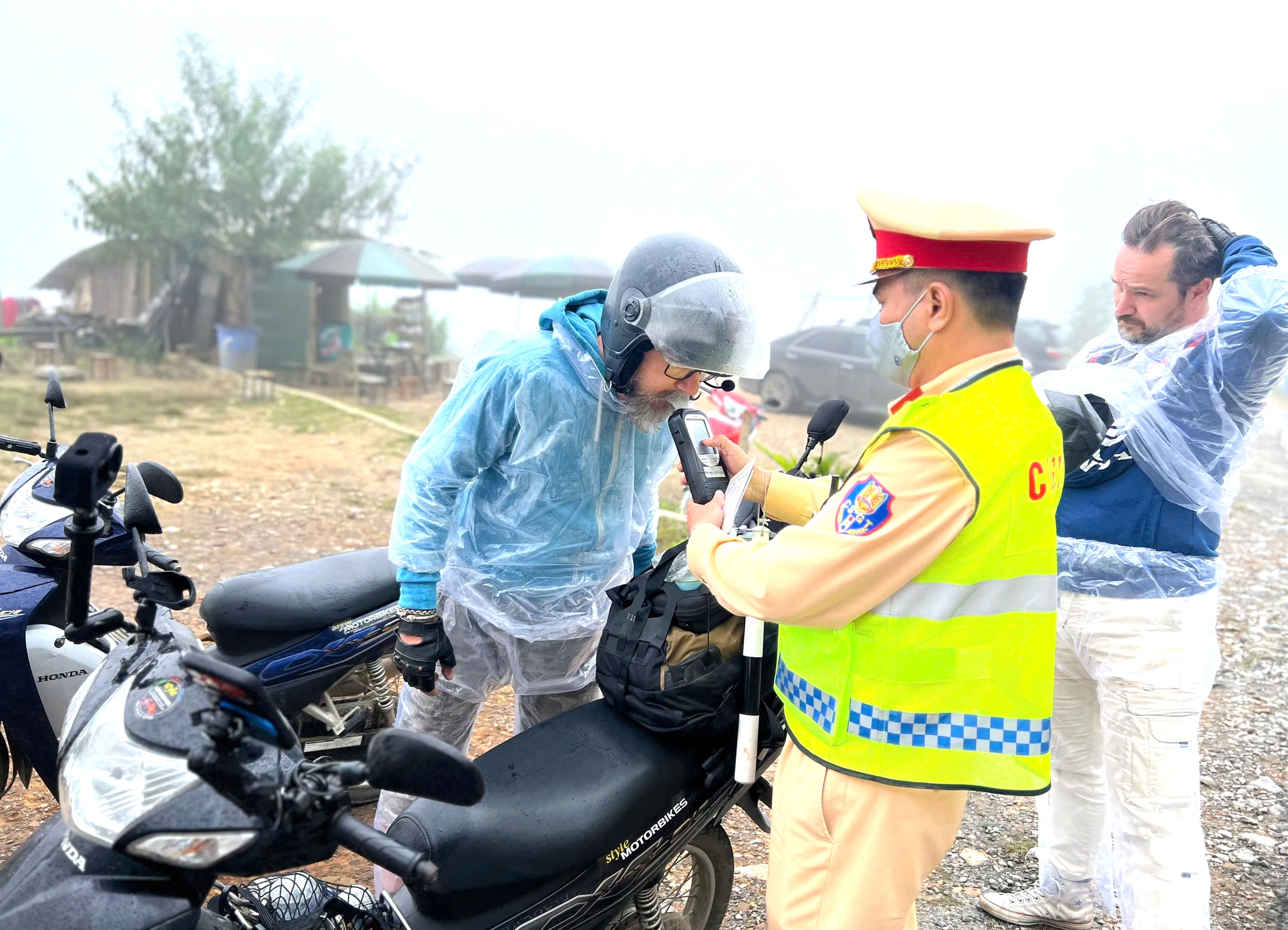 CSGT Tuyên Quang đảm bảo ATGT cho du khách mùa tam giác mạch- Ảnh 4.