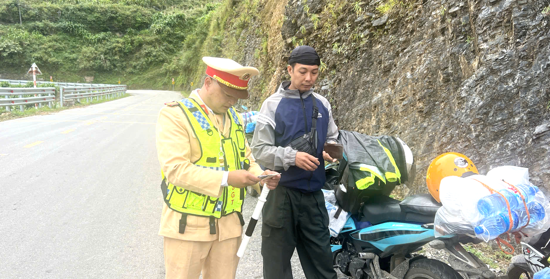 CSGT Tuyên Quang đảm bảo ATGT cho du khách mùa tam giác mạch- Ảnh 5.