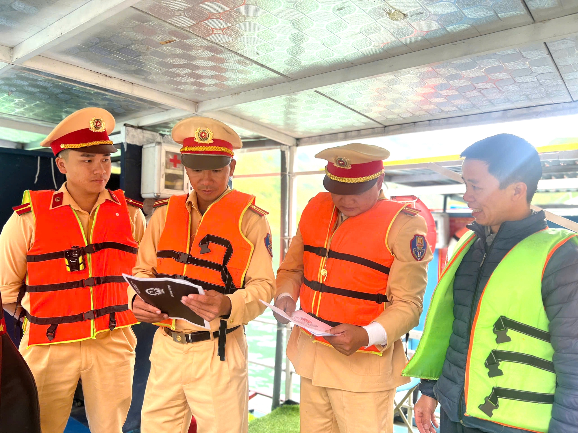 CSGT Tuyên Quang đảm bảo ATGT cho du khách mùa tam giác mạch- Ảnh 9.