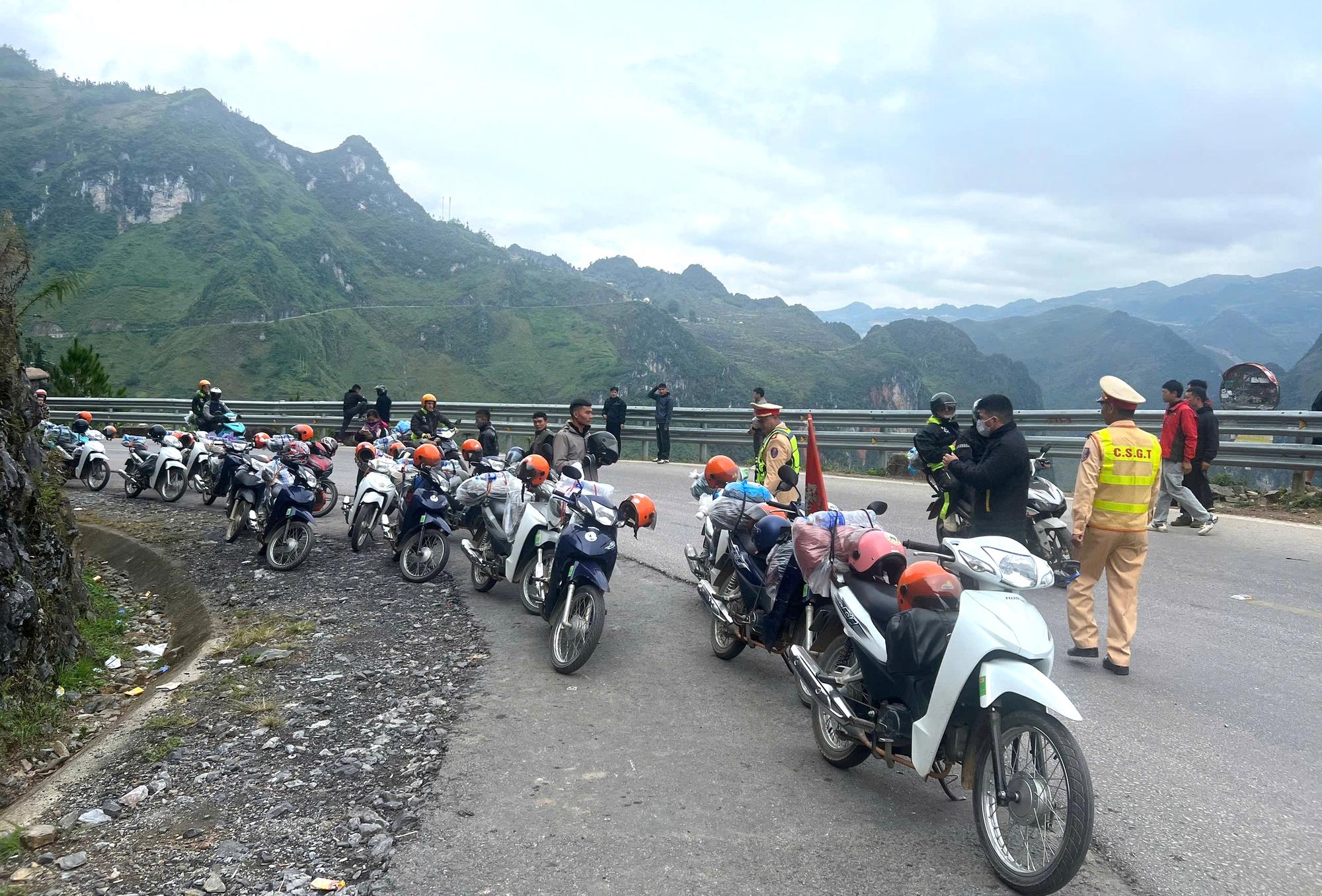 CSGT Tuyên Quang đảm bảo ATGT cho du khách mùa tam giác mạch- Ảnh 1.