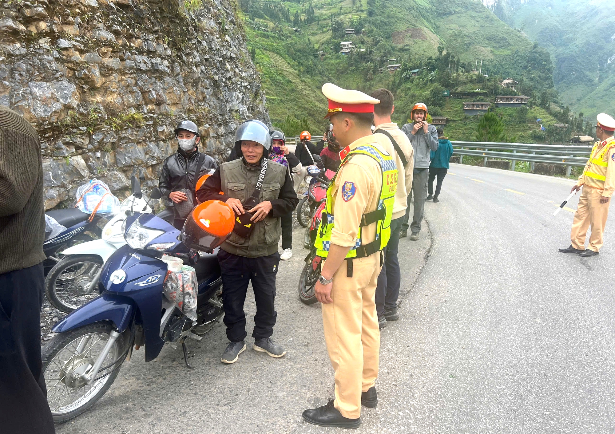CSGT Tuyên Quang đảm bảo ATGT cho du khách mùa tam giác mạch- Ảnh 6.