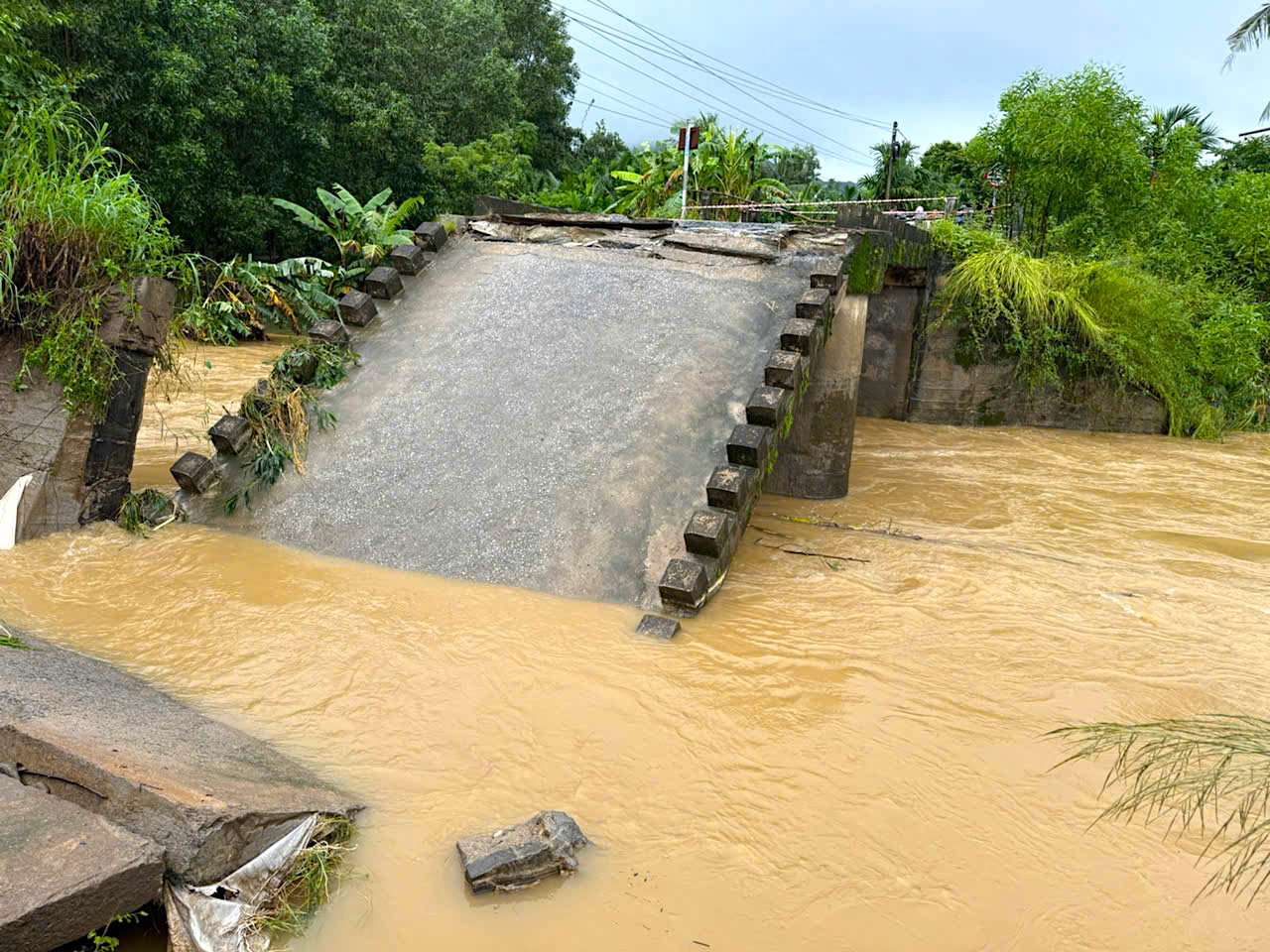 12 giờ dựng xong cầu tạm, nối lưu thông đoạn cầu sập do mưa lũ ở Quảng Ngãi- Ảnh 1. 12 giờ dựng xong cầu tạm, nối lưu thông đoạn cầu sập do mưa lũ ở Quảng Ngãi- Ảnh 1.