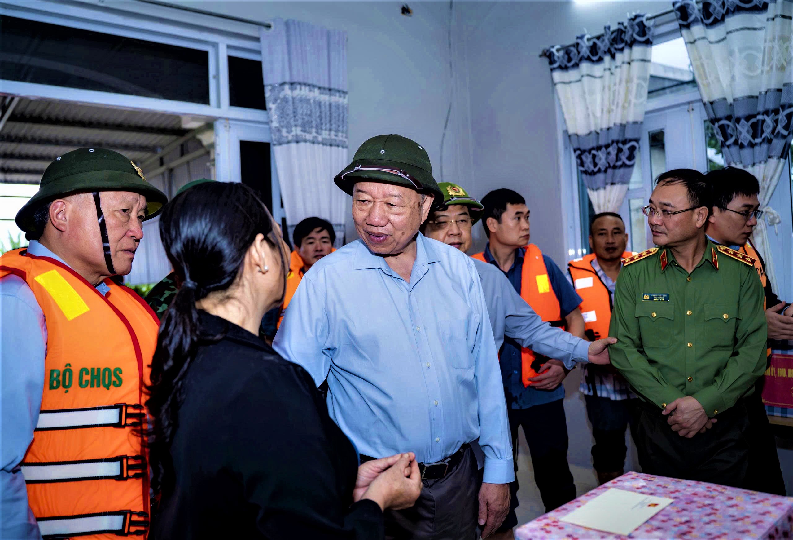 Tổng Bí thư Tô Lâm thăm, tặng quà người dân vùng rốn lũ ở Huế- Ảnh 3.