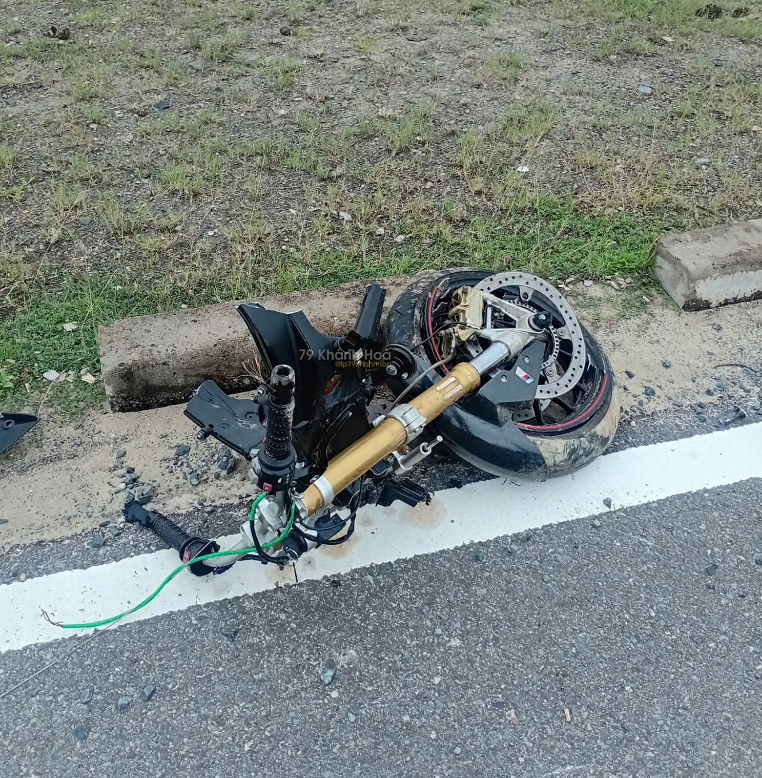 Khánh Hòa: Xe máy gãy làm đôi sau va chạm, một người tử vong tại chỗ- Ảnh 2. Khánh Hòa: Xe máy gãy làm đôi sau va chạm, một người tử vong tại chỗ- Ảnh 2.