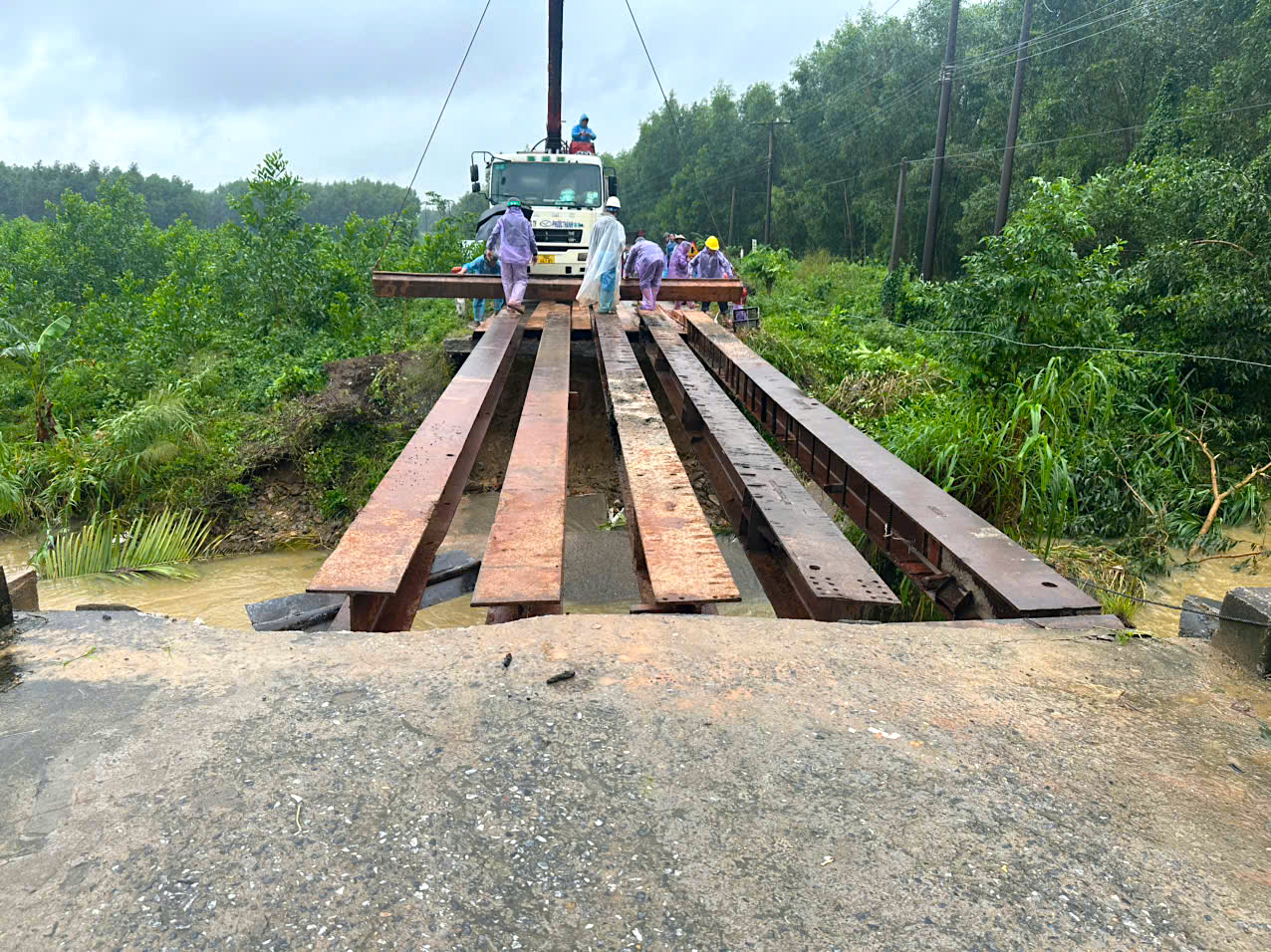 12 giờ dựng xong cầu tạm, nối lưu thông đoạn cầu sập do mưa lũ ở Quảng Ngãi- Ảnh 5. 12 giờ dựng xong cầu tạm, nối lưu thông đoạn cầu sập do mưa lũ ở Quảng Ngãi- Ảnh 5.