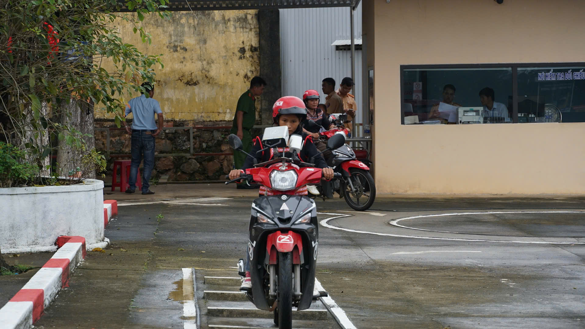 Gia Lai: Hơn 400 học viên vùng biên được đưa đón, phát cơm miễn phí khi sát hạch GPLX- Ảnh 8. Gia Lai: Hơn 400 học viên vùng biên được đưa đón, phát cơm miễn phí khi sát hạch GPLX- Ảnh 8.
