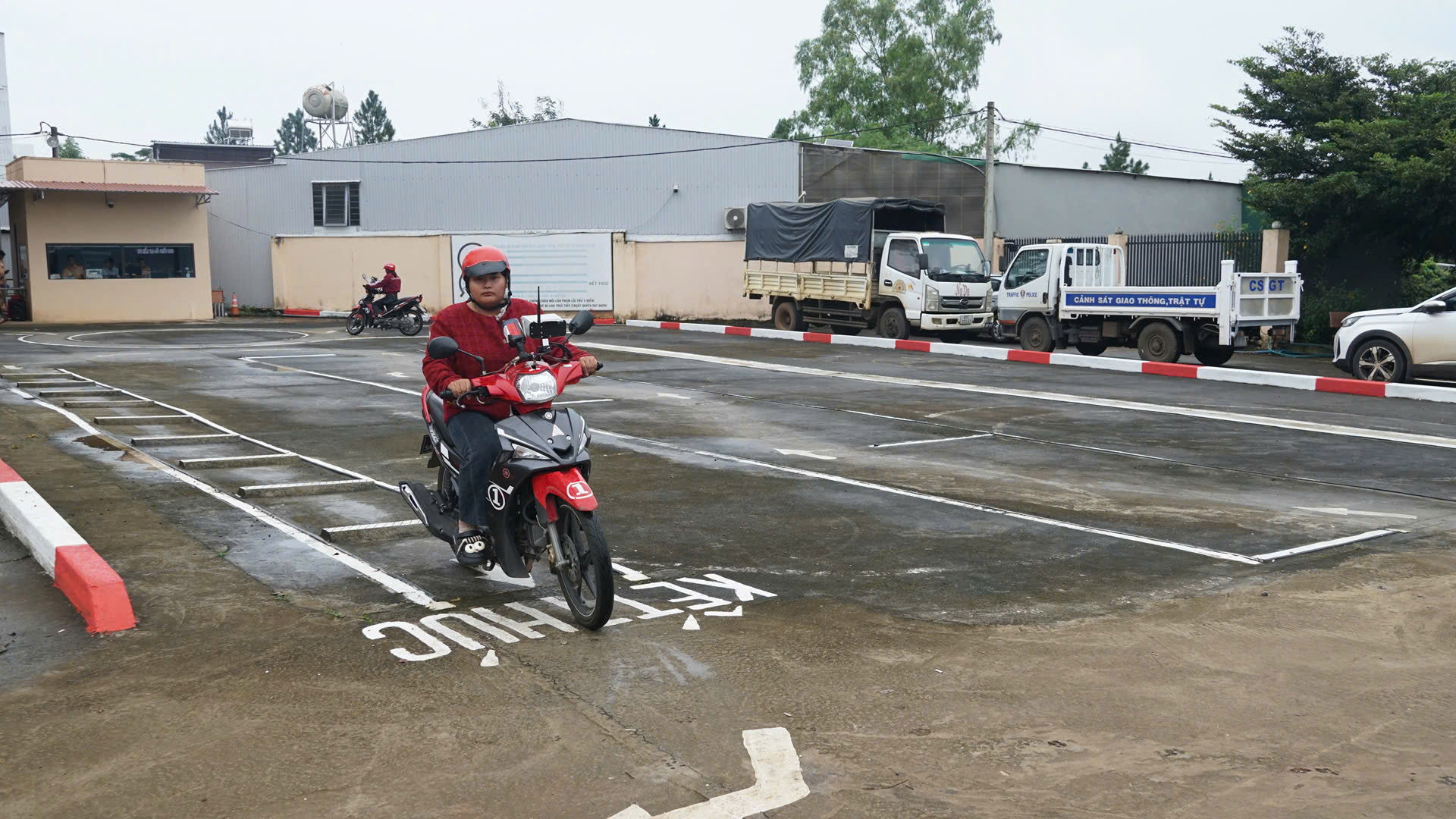 Gia Lai: Hơn 400 học viên vùng biên được đưa đón, phát cơm miễn phí khi sát hạch GPLX- Ảnh 7. Gia Lai: Hơn 400 học viên vùng biên được đưa đón, phát cơm miễn phí khi sát hạch GPLX- Ảnh 7.