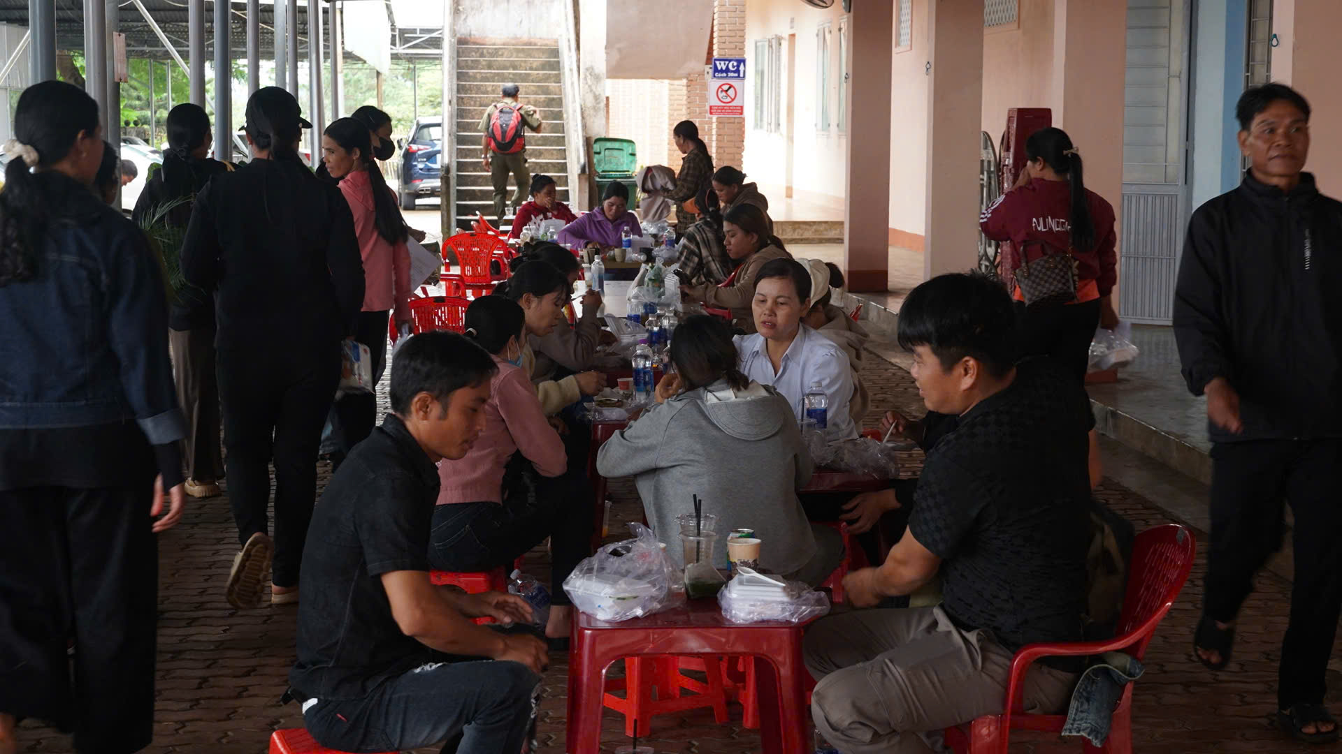 Gia Lai: Hơn 400 học viên vùng biên được đưa đón, phát cơm miễn phí khi sát hạch GPLX- Ảnh 9. Gia Lai: Hơn 400 học viên vùng biên được đưa đón, phát cơm miễn phí khi sát hạch GPLX- Ảnh 9.