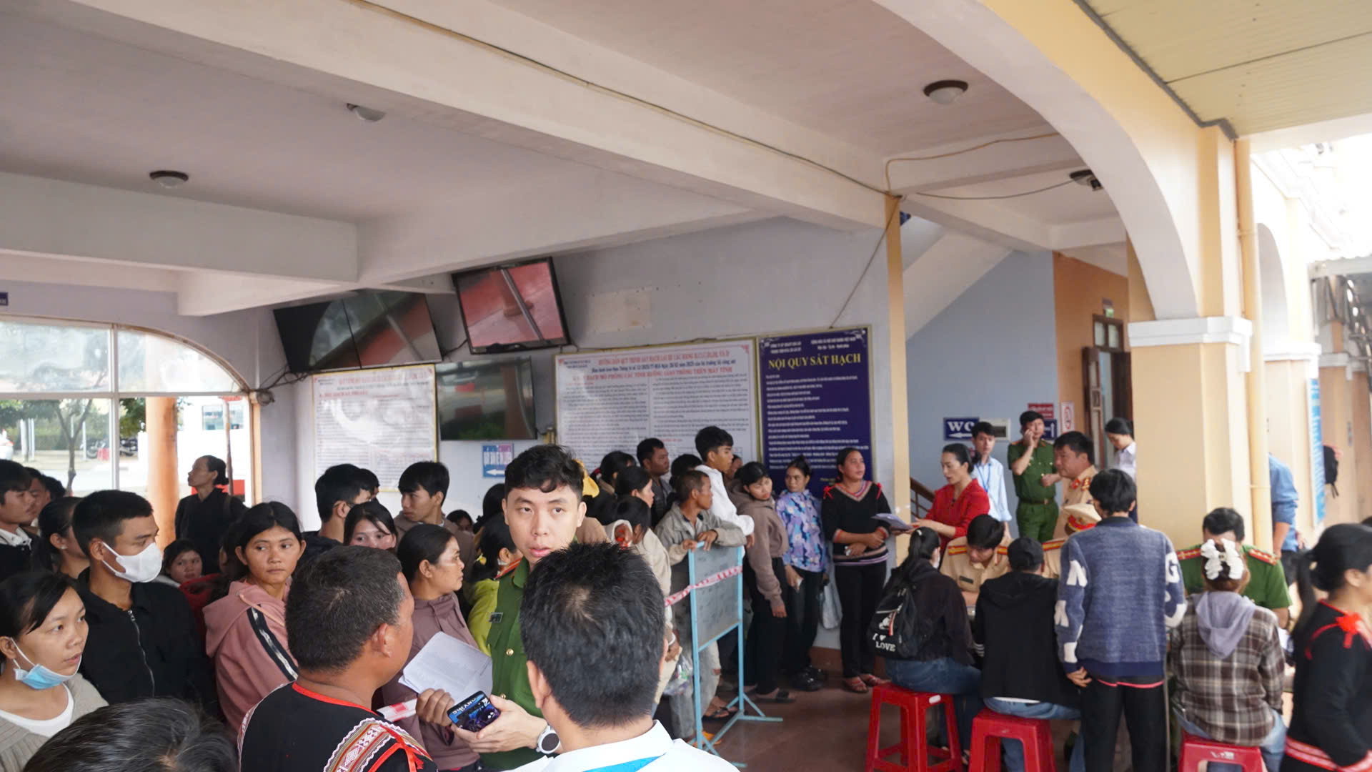 Gia Lai: Hơn 400 học viên vùng biên được đưa đón, phát cơm miễn phí khi sát hạch GPLX- Ảnh 4. Gia Lai: Hơn 400 học viên vùng biên được đưa đón, phát cơm miễn phí khi sát hạch GPLX- Ảnh 4.