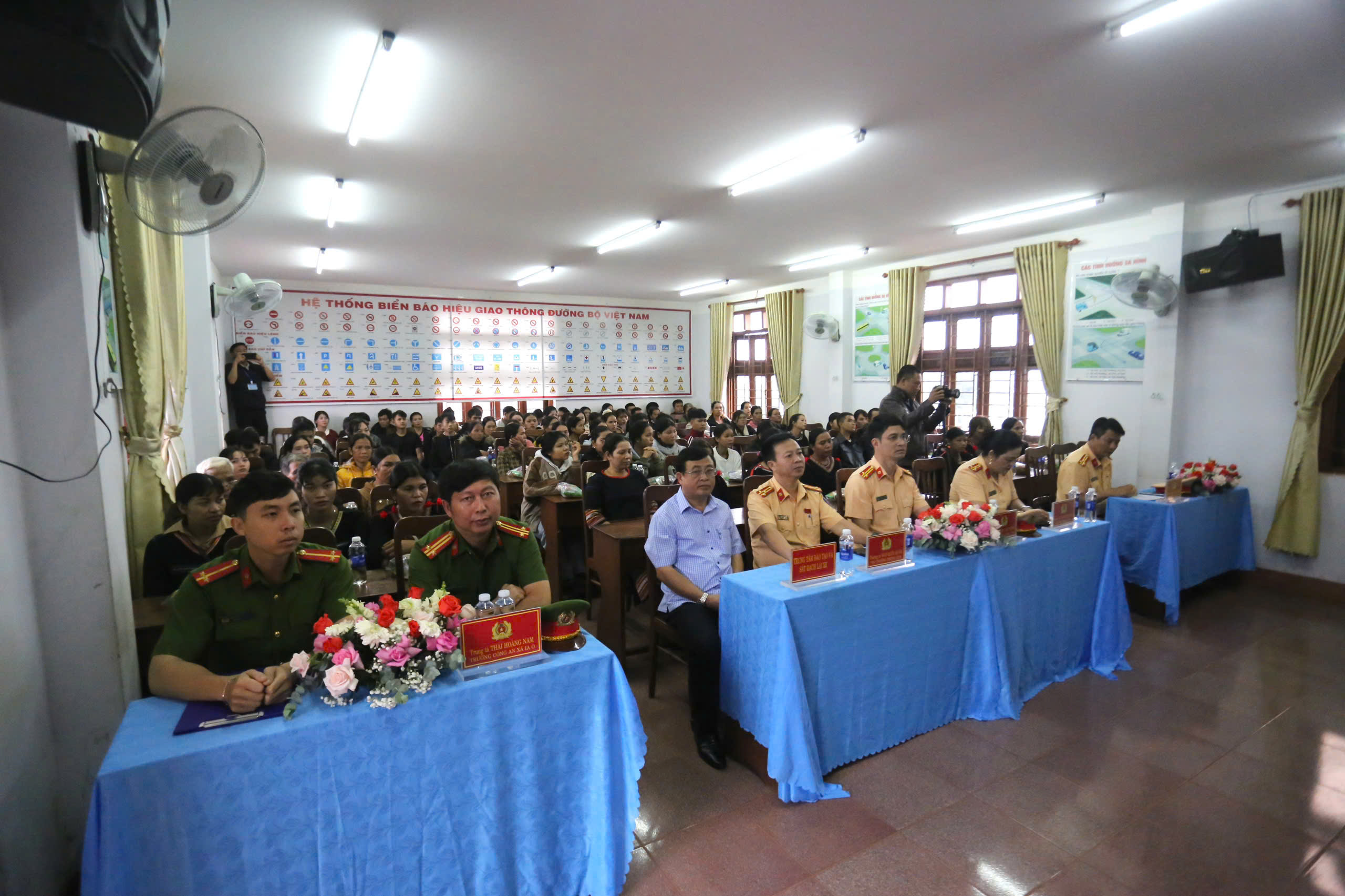 Gia Lai: Hơn 400 học viên vùng biên được đưa đón, phát cơm miễn phí khi sát hạch GPLX- Ảnh 1. Gia Lai: Hơn 400 học viên vùng biên được đưa đón, phát cơm miễn phí khi sát hạch GPLX- Ảnh 1.