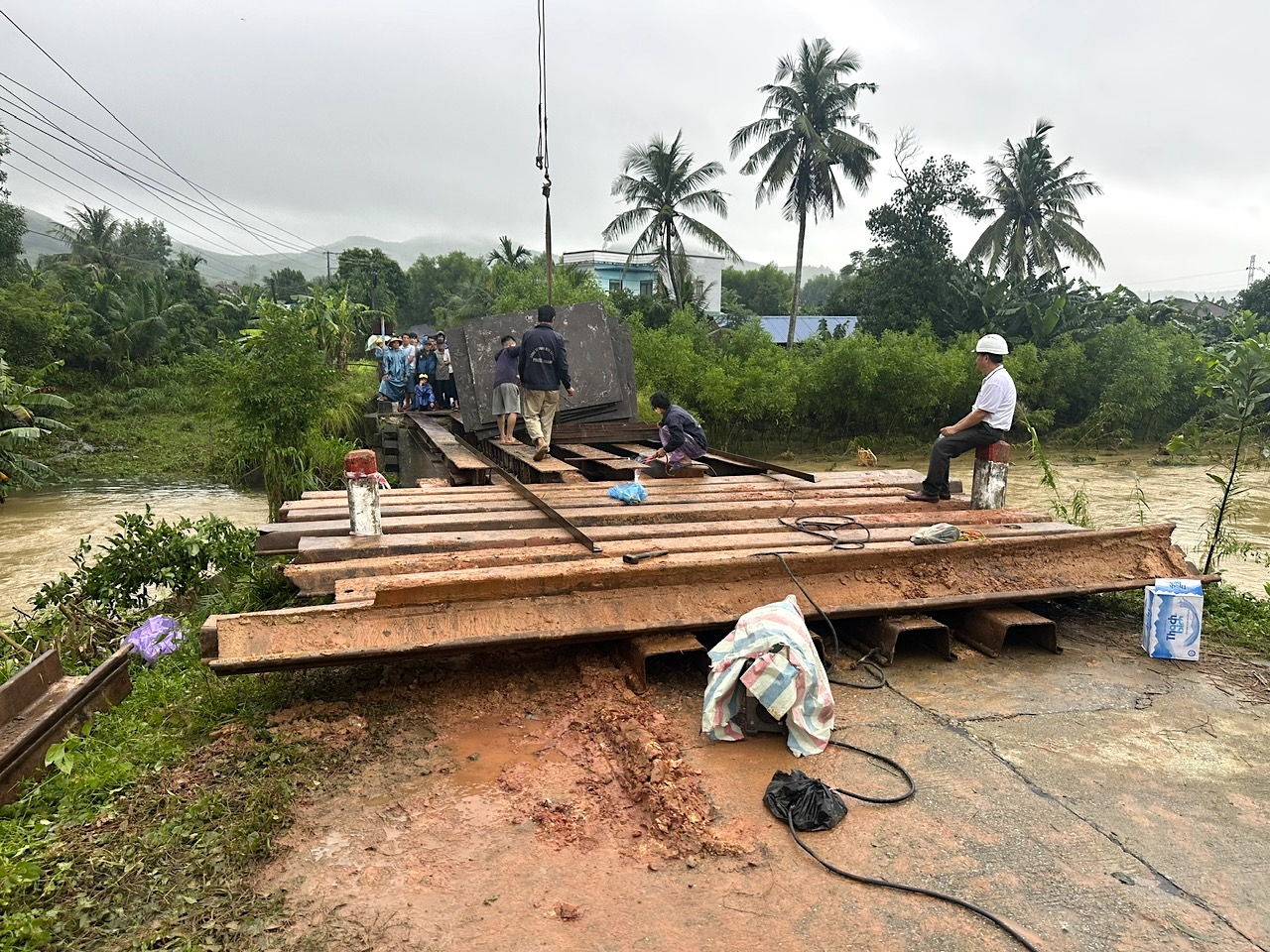 12 giờ dựng xong cầu tạm, nối lưu thông đoạn cầu sập do mưa lũ ở Quảng Ngãi- Ảnh 10. 12 giờ dựng xong cầu tạm, nối lưu thông đoạn cầu sập do mưa lũ ở Quảng Ngãi- Ảnh 10.