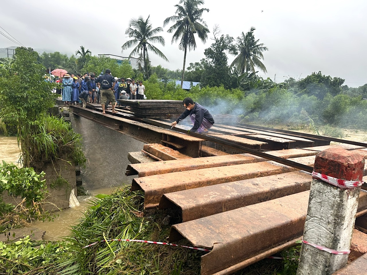 12 giờ dựng xong cầu tạm, nối lưu thông đoạn cầu sập do mưa lũ ở Quảng Ngãi- Ảnh 9. 12 giờ dựng xong cầu tạm, nối lưu thông đoạn cầu sập do mưa lũ ở Quảng Ngãi- Ảnh 9.