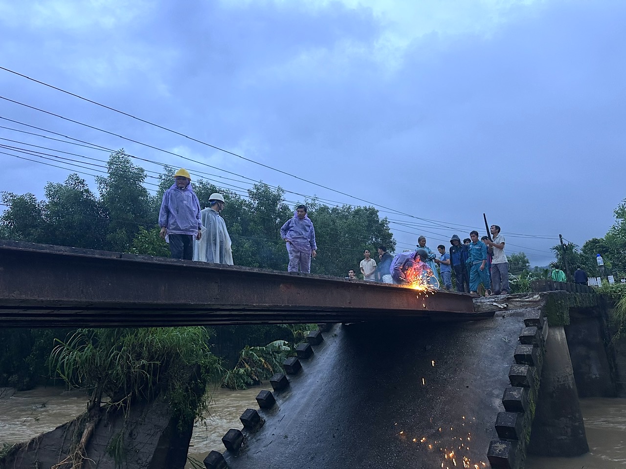12 giờ dựng xong cầu tạm, nối lưu thông đoạn cầu sập do mưa lũ ở Quảng Ngãi- Ảnh 11. 12 giờ dựng xong cầu tạm, nối lưu thông đoạn cầu sập do mưa lũ ở Quảng Ngãi- Ảnh 11.