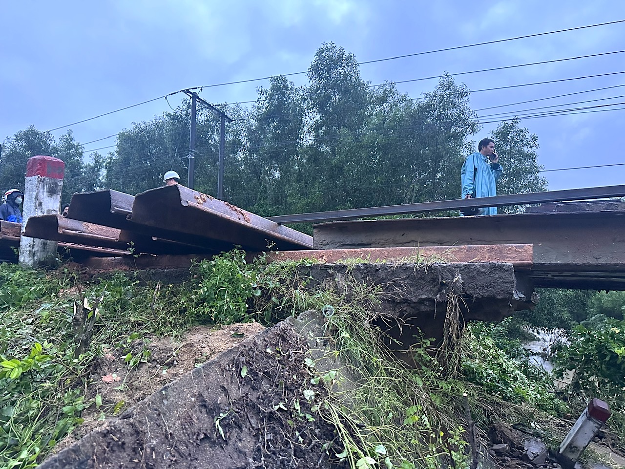 12 giờ dựng xong cầu tạm, nối lưu thông đoạn cầu sập do mưa lũ ở Quảng Ngãi- Ảnh 12. 12 giờ dựng xong cầu tạm, nối lưu thông đoạn cầu sập do mưa lũ ở Quảng Ngãi- Ảnh 12.