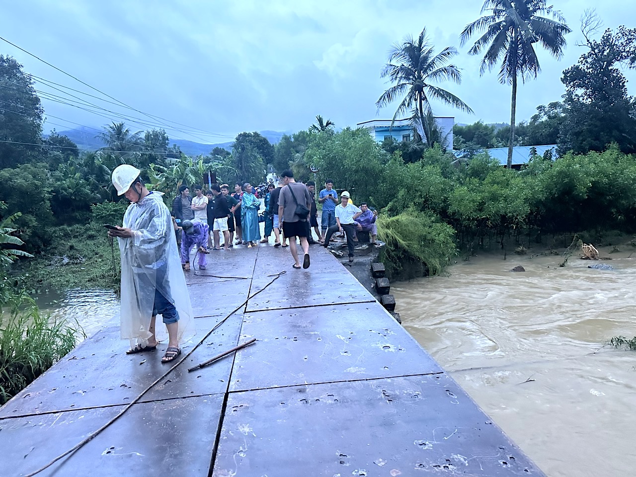 12 giờ dựng xong cầu tạm, nối lưu thông đoạn cầu sập do mưa lũ ở Quảng Ngãi- Ảnh 13. 12 giờ dựng xong cầu tạm, nối lưu thông đoạn cầu sập do mưa lũ ở Quảng Ngãi- Ảnh 13.