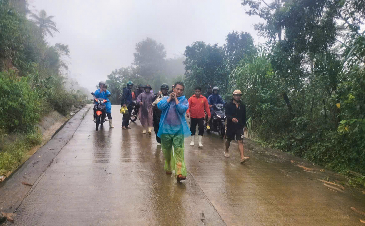 Đà Nẵng: Sạt lở vùi lấp 6 ngôi nhà, lực lượng chức năng bới từng lớp đất đá cứu người- Ảnh 1. Đà Nẵng: Sạt lở vùi lấp 6 ngôi nhà, lực lượng chức năng bới từng lớp đất đá cứu người- Ảnh 1.