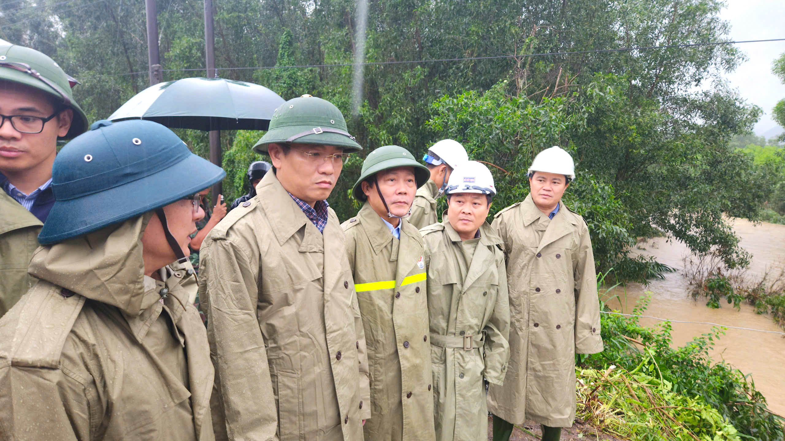 12 giờ dựng xong cầu tạm, nối lưu thông đoạn cầu sập do mưa lũ ở Quảng Ngãi- Ảnh 4. 12 giờ dựng xong cầu tạm, nối lưu thông đoạn cầu sập do mưa lũ ở Quảng Ngãi- Ảnh 4.