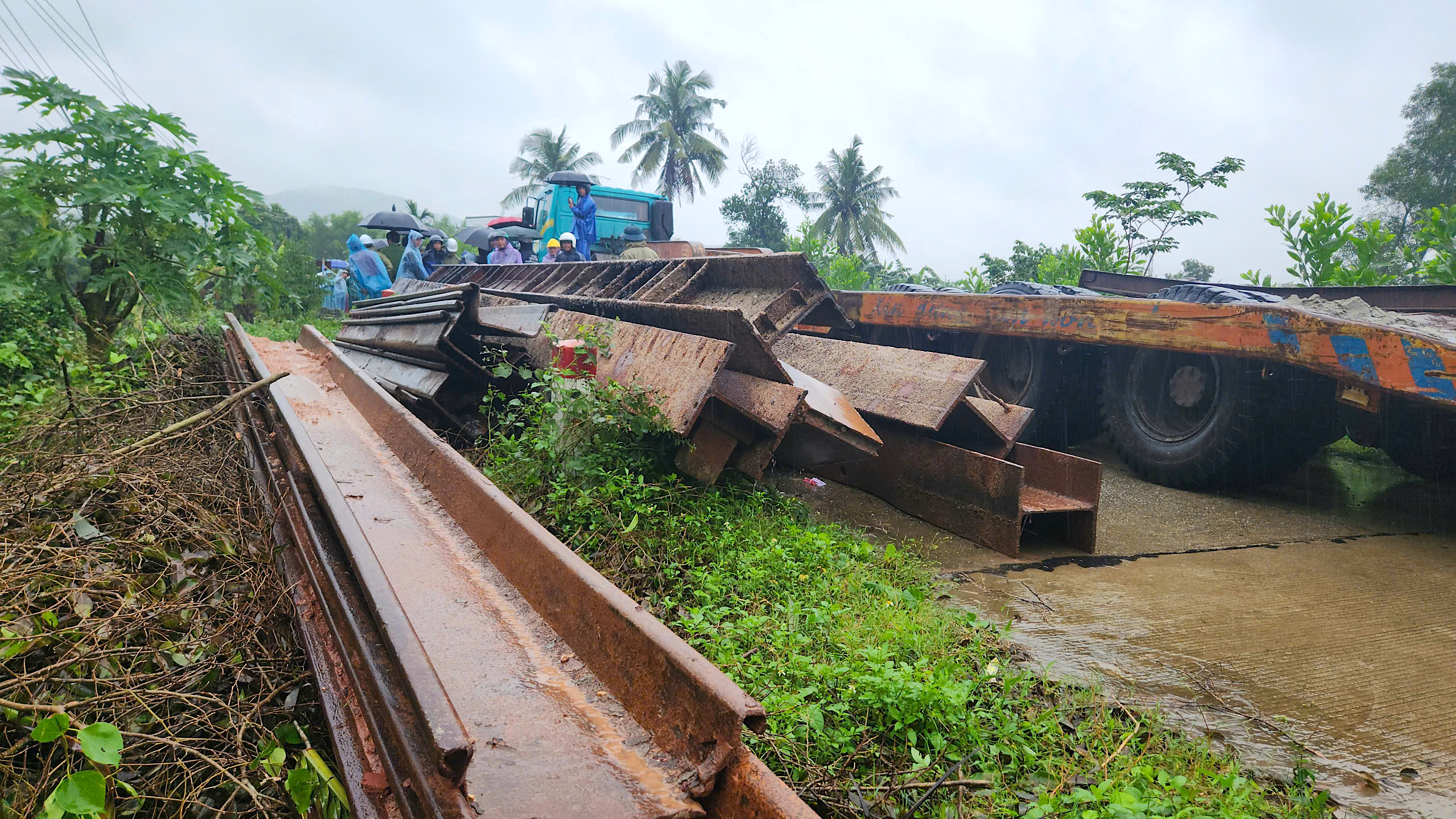12 giờ dựng xong cầu tạm, nối lưu thông đoạn cầu sập do mưa lũ ở Quảng Ngãi- Ảnh 7. 12 giờ dựng xong cầu tạm, nối lưu thông đoạn cầu sập do mưa lũ ở Quảng Ngãi- Ảnh 7.