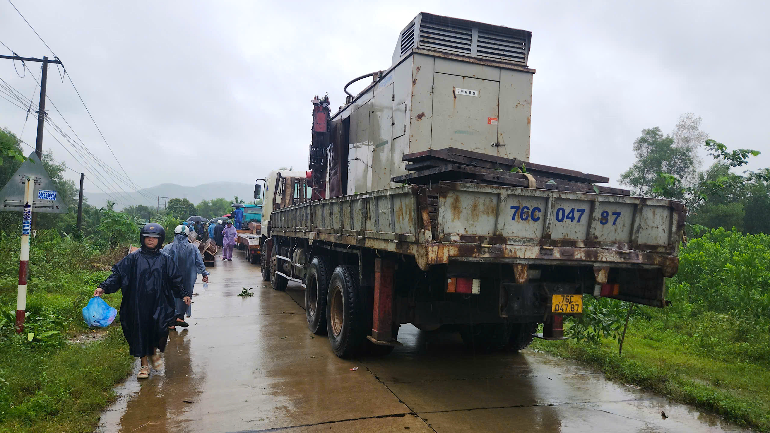 12 giờ dựng xong cầu tạm, nối lưu thông đoạn cầu sập do mưa lũ ở Quảng Ngãi- Ảnh 8. 12 giờ dựng xong cầu tạm, nối lưu thông đoạn cầu sập do mưa lũ ở Quảng Ngãi- Ảnh 8.