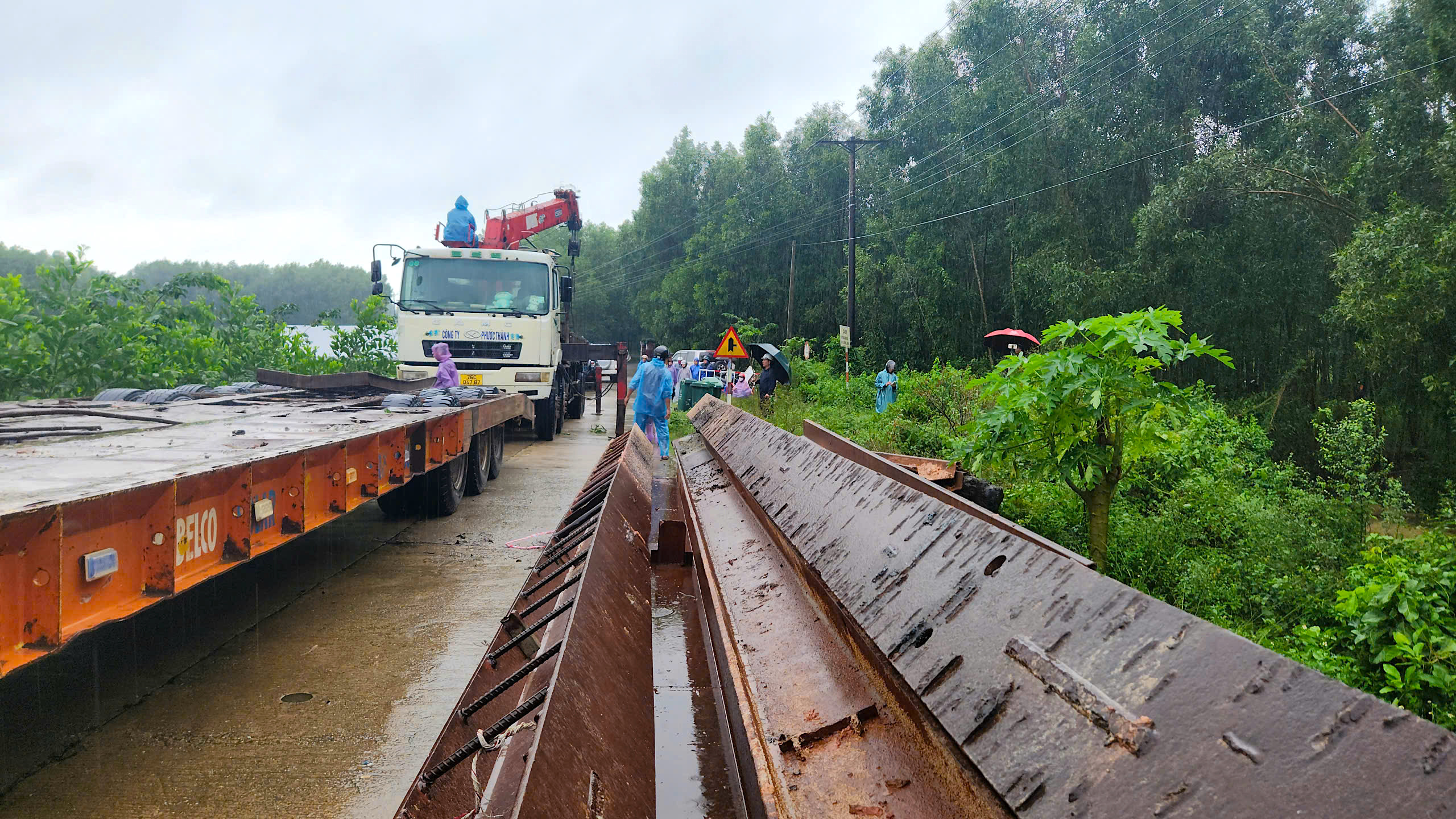 12 giờ dựng xong cầu tạm, nối lưu thông đoạn cầu sập do mưa lũ ở Quảng Ngãi- Ảnh 6. 12 giờ dựng xong cầu tạm, nối lưu thông đoạn cầu sập do mưa lũ ở Quảng Ngãi- Ảnh 6.